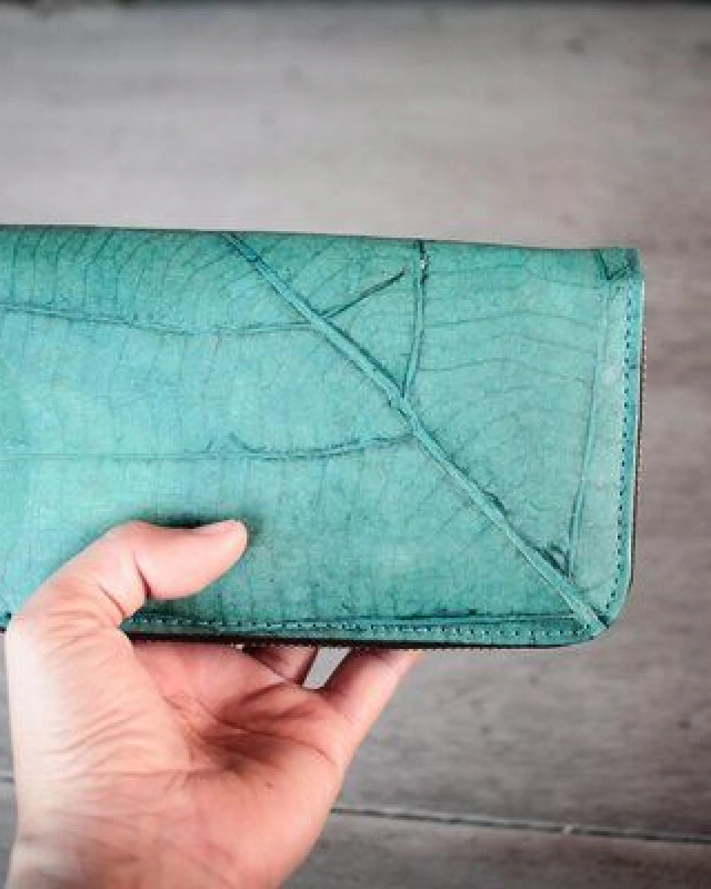 BY COPALA Portemonnaie aus recycelten Blättern / Nachhaltige vegane Brieftasche in türkis – Ansicht 3
