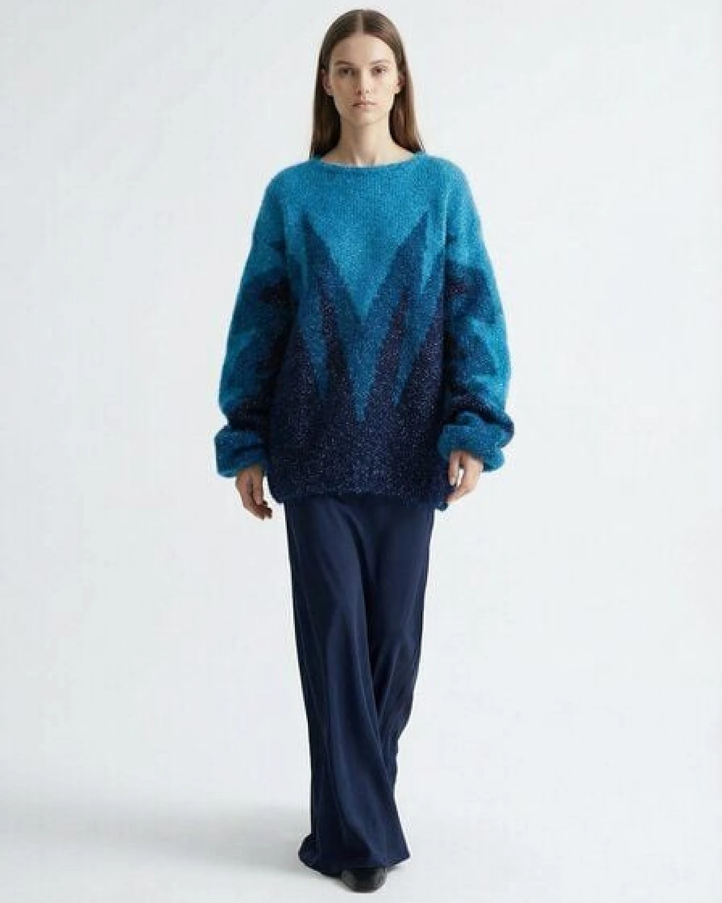 KnitToChange Handgestrickter Oversize-Pullover in Blau- und Dunkelblautönen mit grafischem Design – Ansicht 4