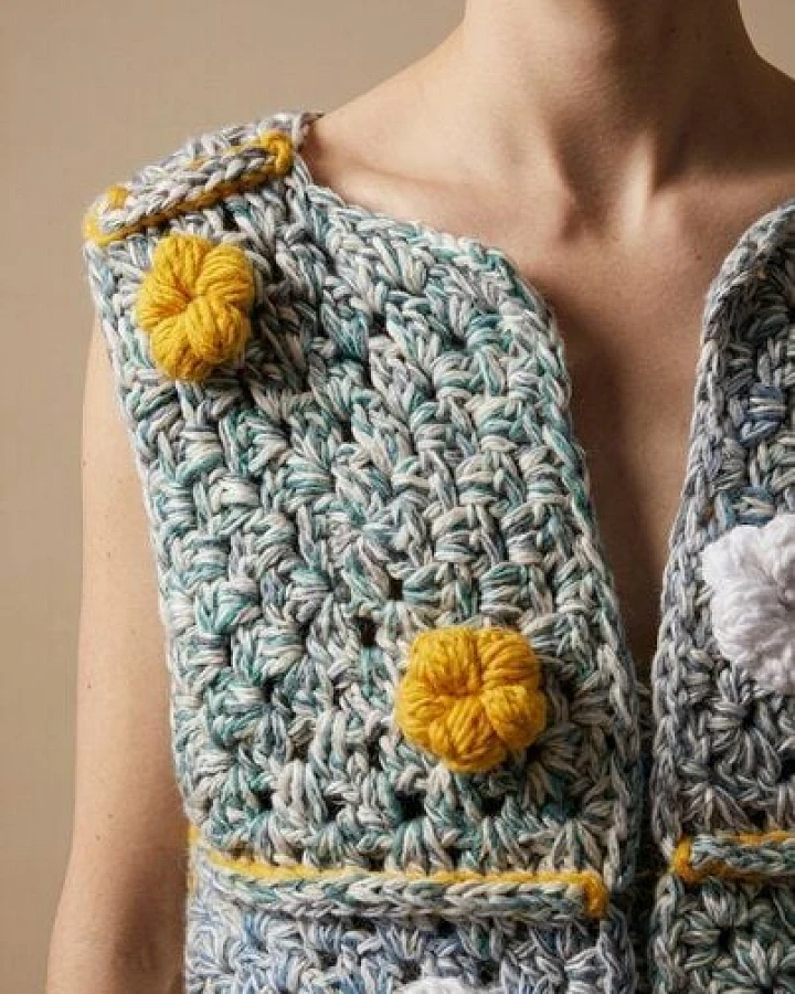 KnitToChange Handgehäkelte Weste mit 3D-Blumen aus recyceltem Garn