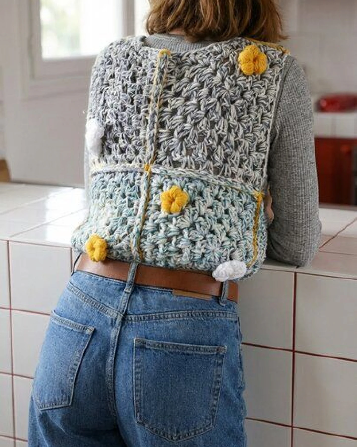 KnitToChange Handgehäkelte Weste mit 3D-Blumen aus recyceltem Garn – Ansicht 3