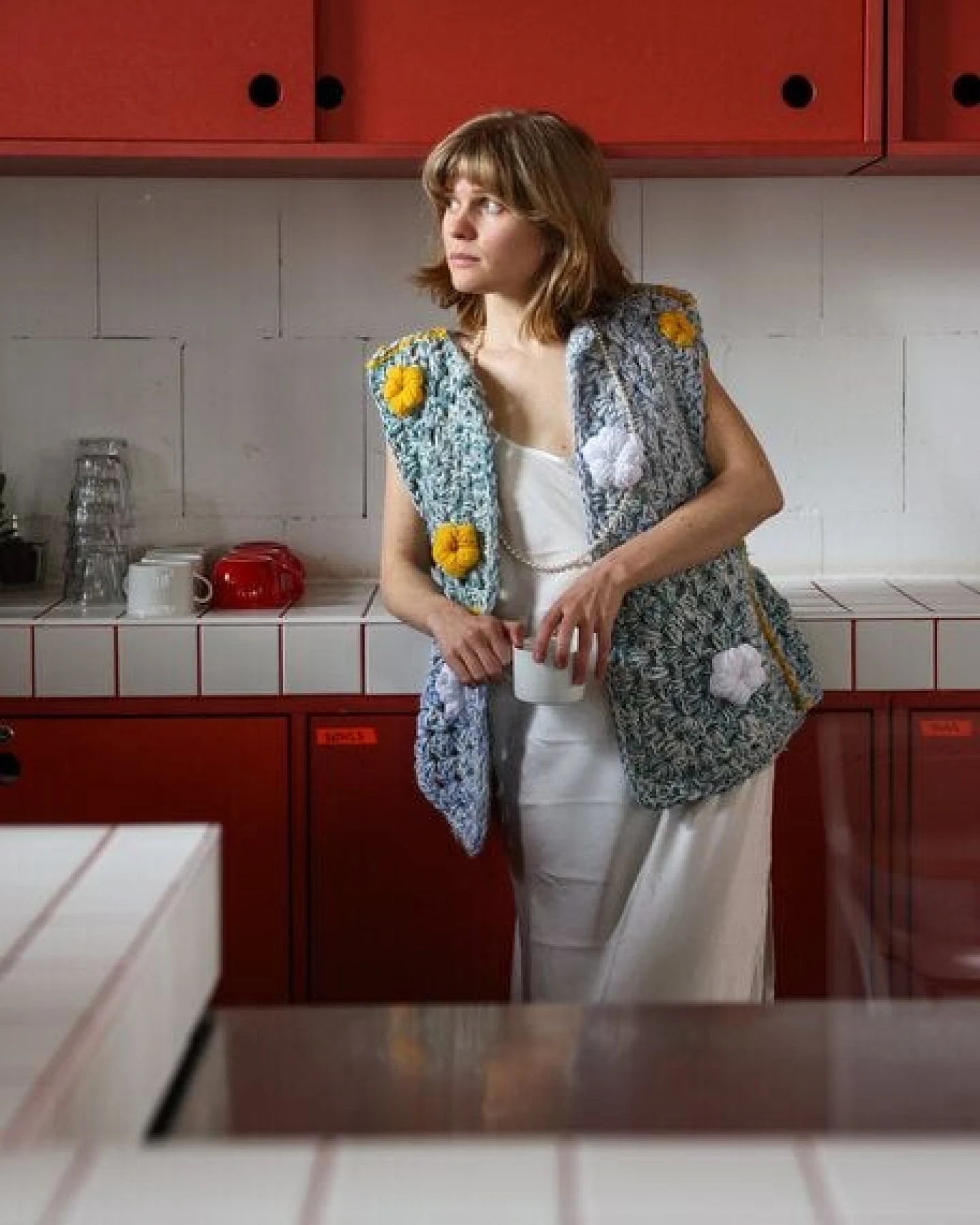 KnitToChange Handgehäkelte Weste mit 3D-Blumen aus recyceltem Garn – Ansicht 4