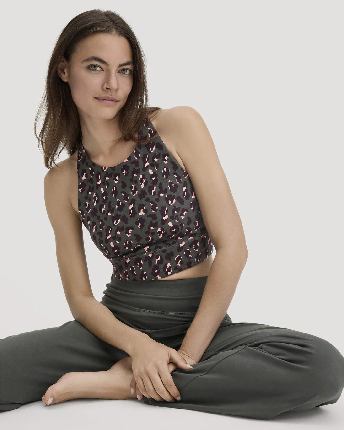 hessnatur Loungewear Bustier Highneck ACTIVE LIGHT aus Bio-Baumwolle - grün - Größe 46 – Ansicht 4
