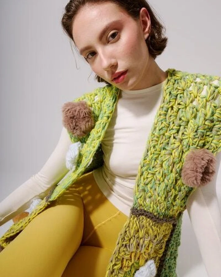 KnitToChange Handgehäkelte Statement-Weste in Gelb mit 3D-Blumen und weichen Pompons