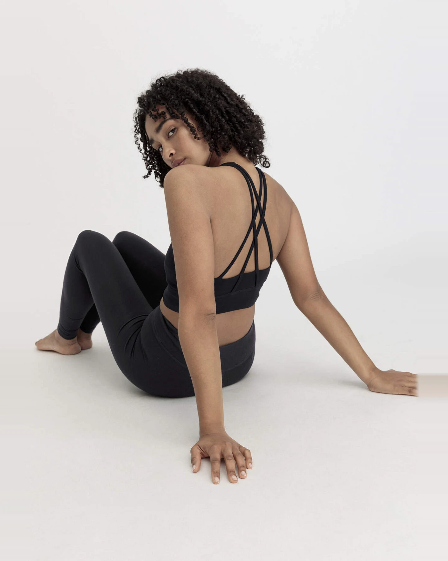 hessnatur Loungewear Bustier Highneck ACTIVE LIGHT aus Bio-Baumwolle - schwarz - Größe 46 – Ansicht 4