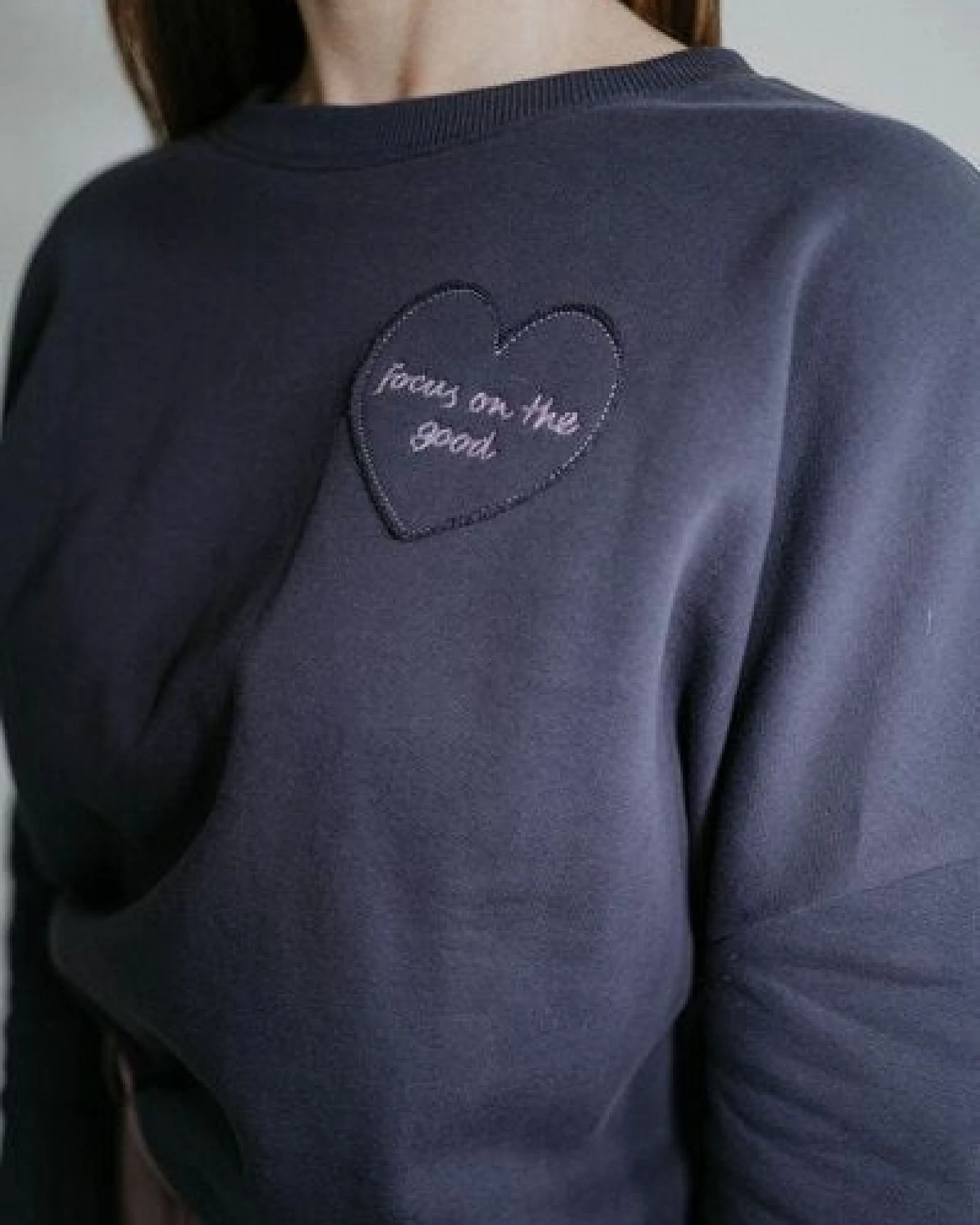 FARM UM'S HERZ Sweater Biobaumwolle "Focus on the good" – Ansicht 2