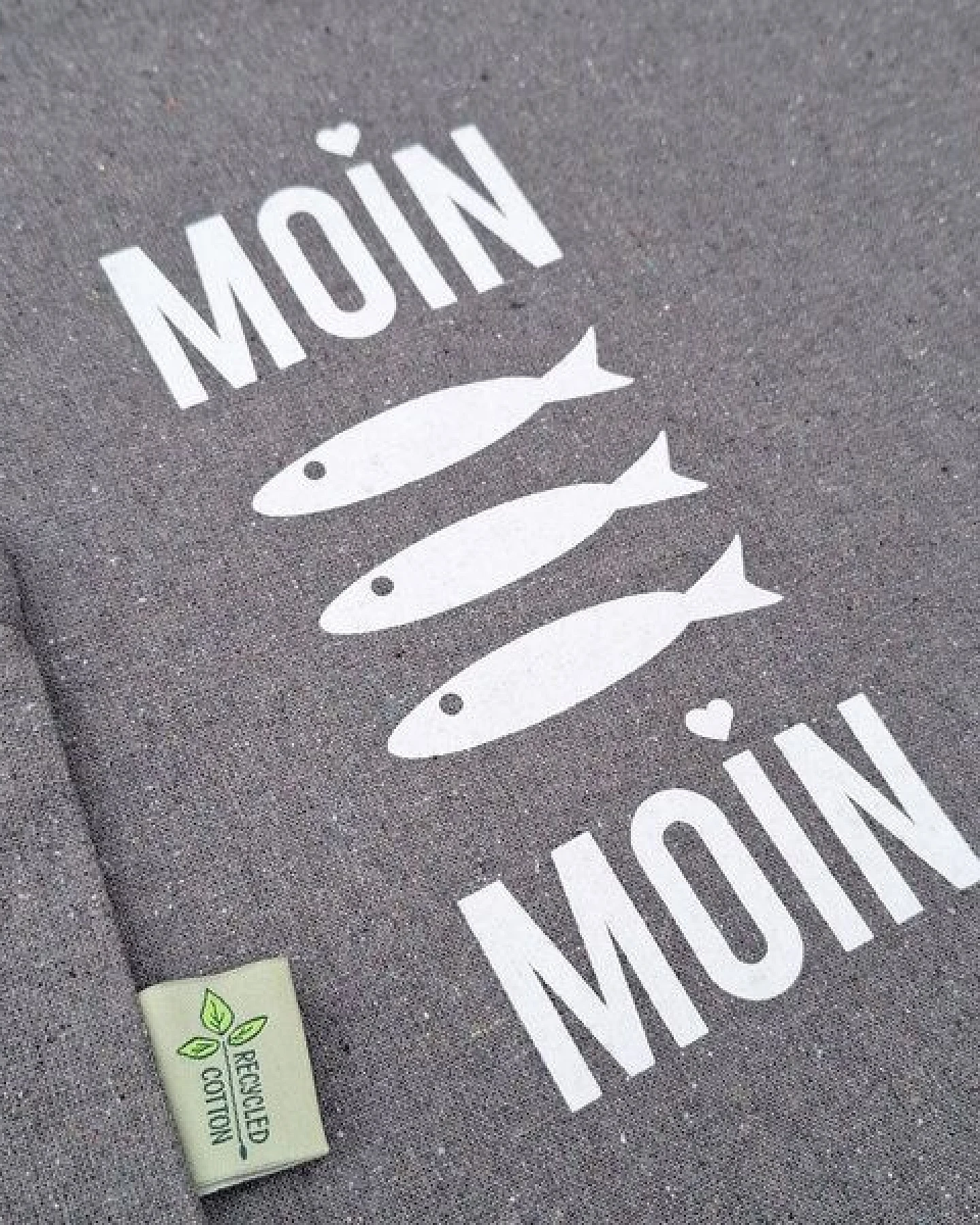 Bow & Hummingbird Baumwollbeutel "Moin Moin Fische" aus recycelter Baumwolle – Ansicht 3