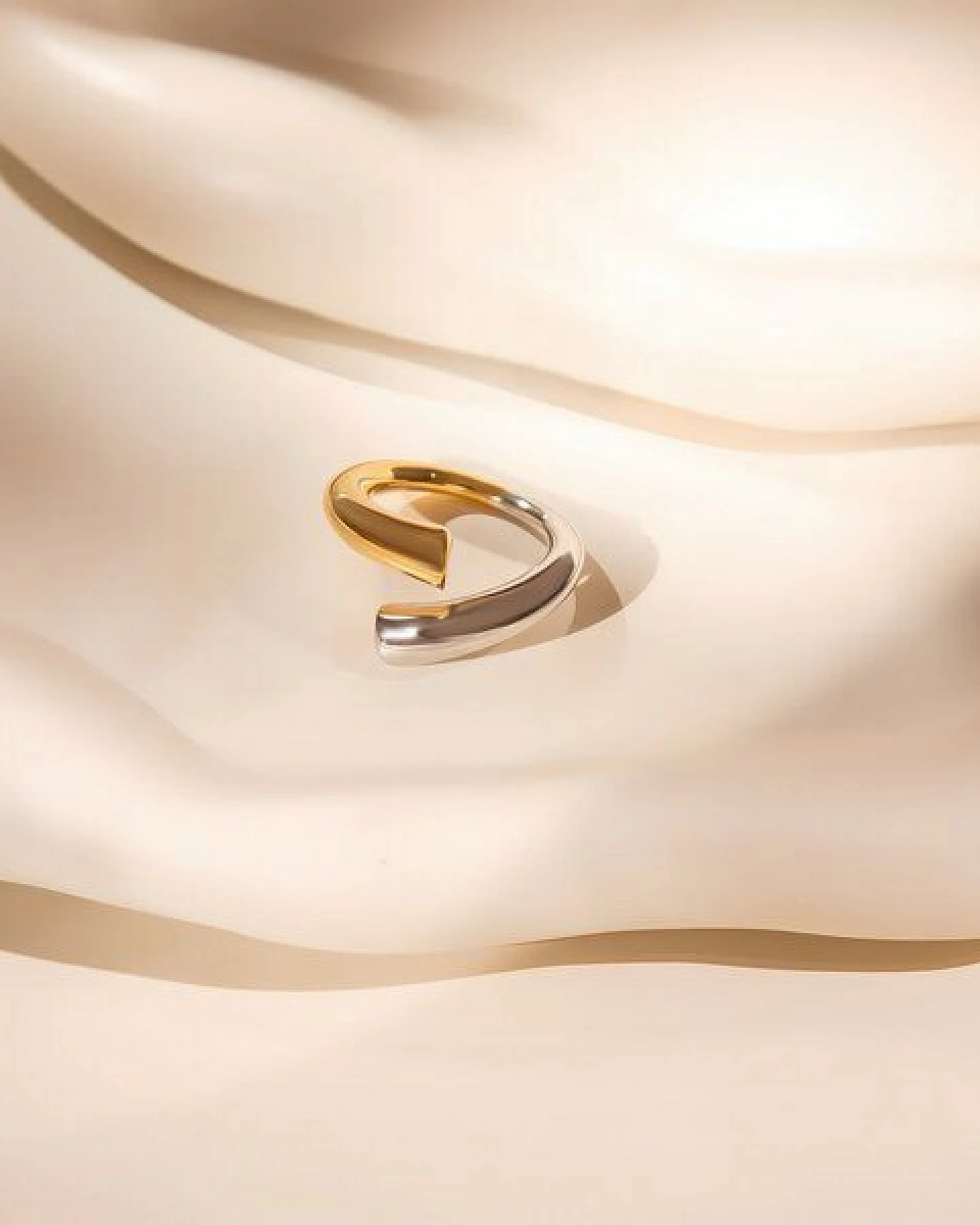 ELEKTROPULLI Größenverstellbarer Gold Silber SPIRAL Ring – Ansicht 2
