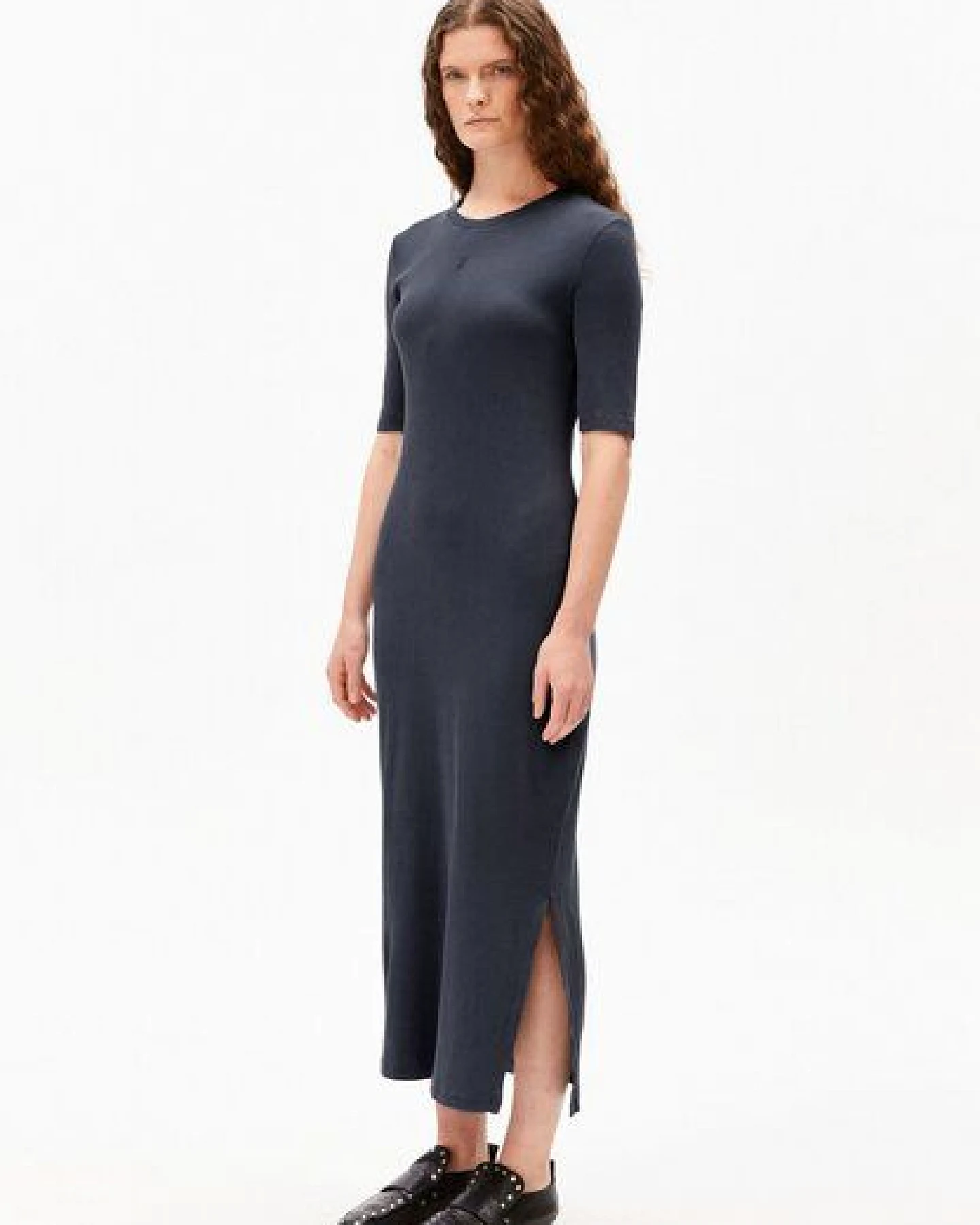 ARMEDANGELS SEHAARAA GMT DYE Damen Ripp-Jerseykleid aus Bio-Baumwoll Mix – Ansicht 4