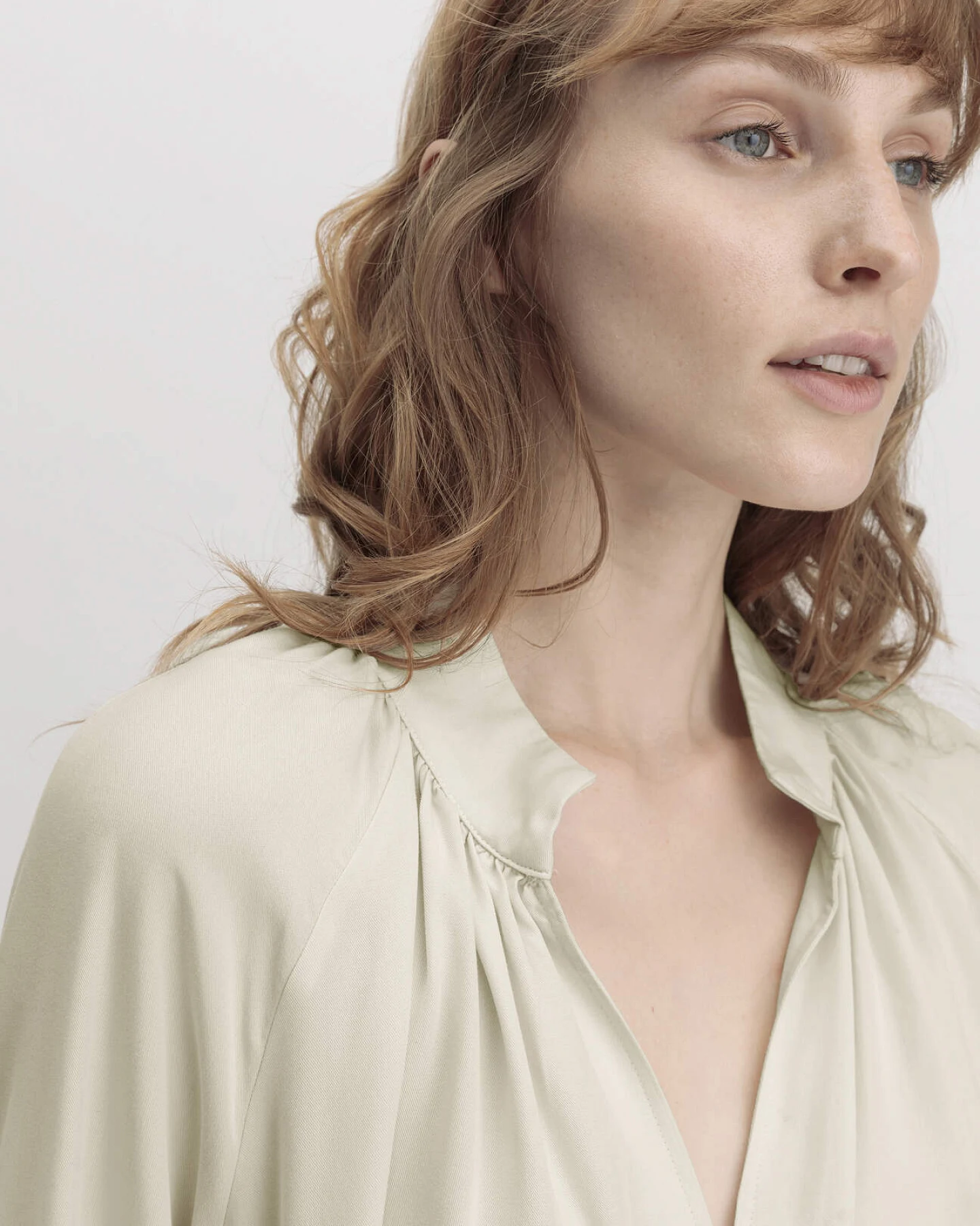 hessnatur Damen Kleid Midi Oversized aus TENCEL™ Lyocell - beige - Größe 36 – Ansicht 3