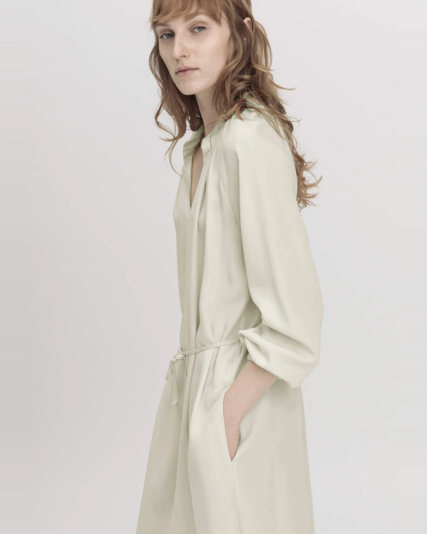 hessnatur Damen Kleid Midi Oversized aus TENCEL™ Lyocell - beige - Größe 44 – Ansicht 4