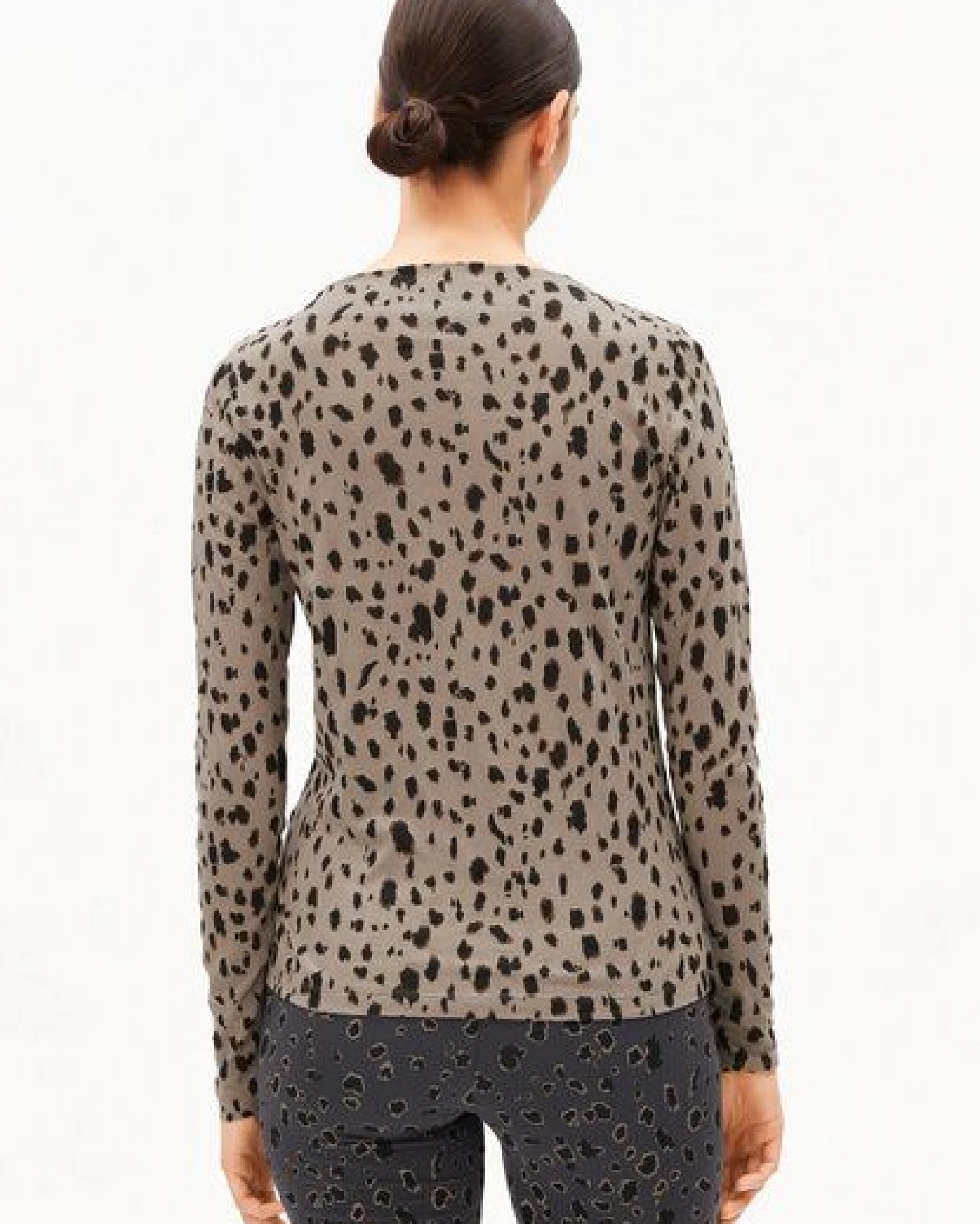 ARMEDANGELS LEO Damen Longsleeve aus Bio-Baumwolle mit Leo-Print – Ansicht 2