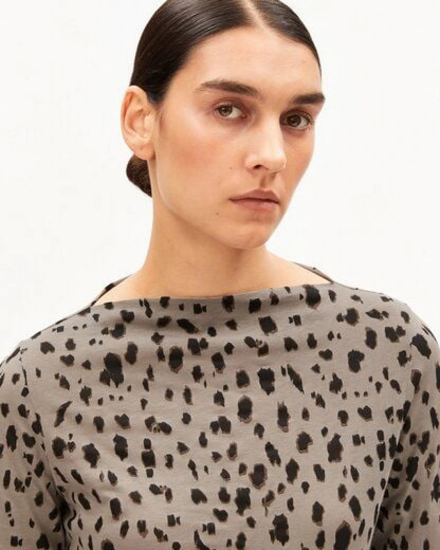 ARMEDANGELS LEO Damen Longsleeve aus Bio-Baumwolle mit Leo-Print – Ansicht 3