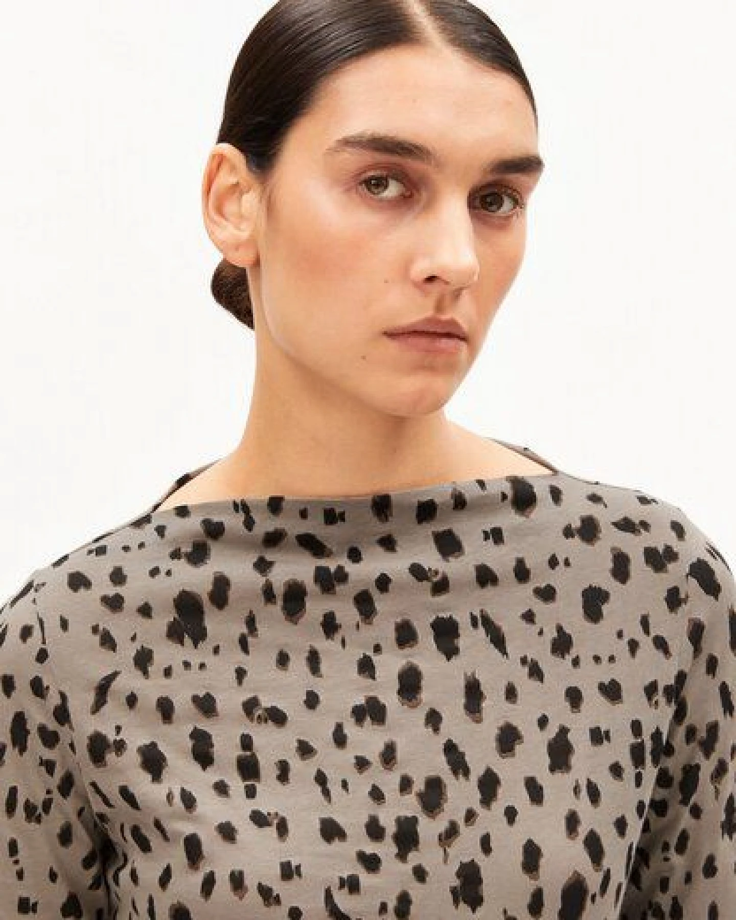 ARMEDANGELS LEO Damen Longsleeve aus Bio-Baumwolle mit Leo-Print – Ansicht 3