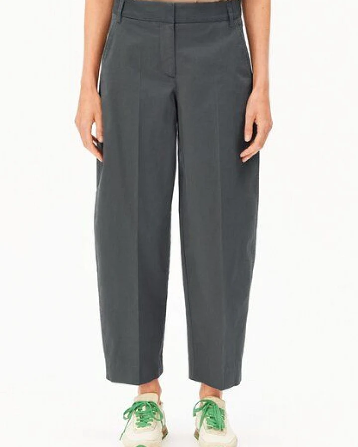 Produktseite: ARMEDANGELS BARREL TWILL Damen Webhose aus Bio-Baumwoll Mix