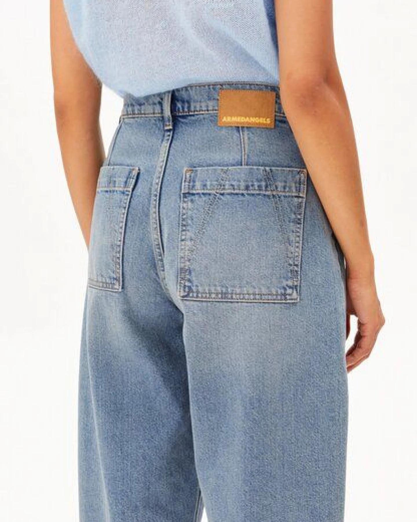 ARMEDANGELS BAARLY CARPENTER BARREL Damen Barrel Leg Jeans aus recycelter Baumwolle – Ansicht 3