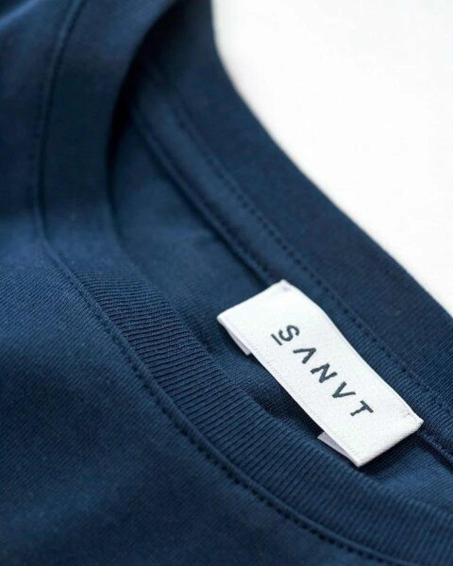 sanvt-store Das Unisex T-Shirt - Dunkelblau – Ansicht 4