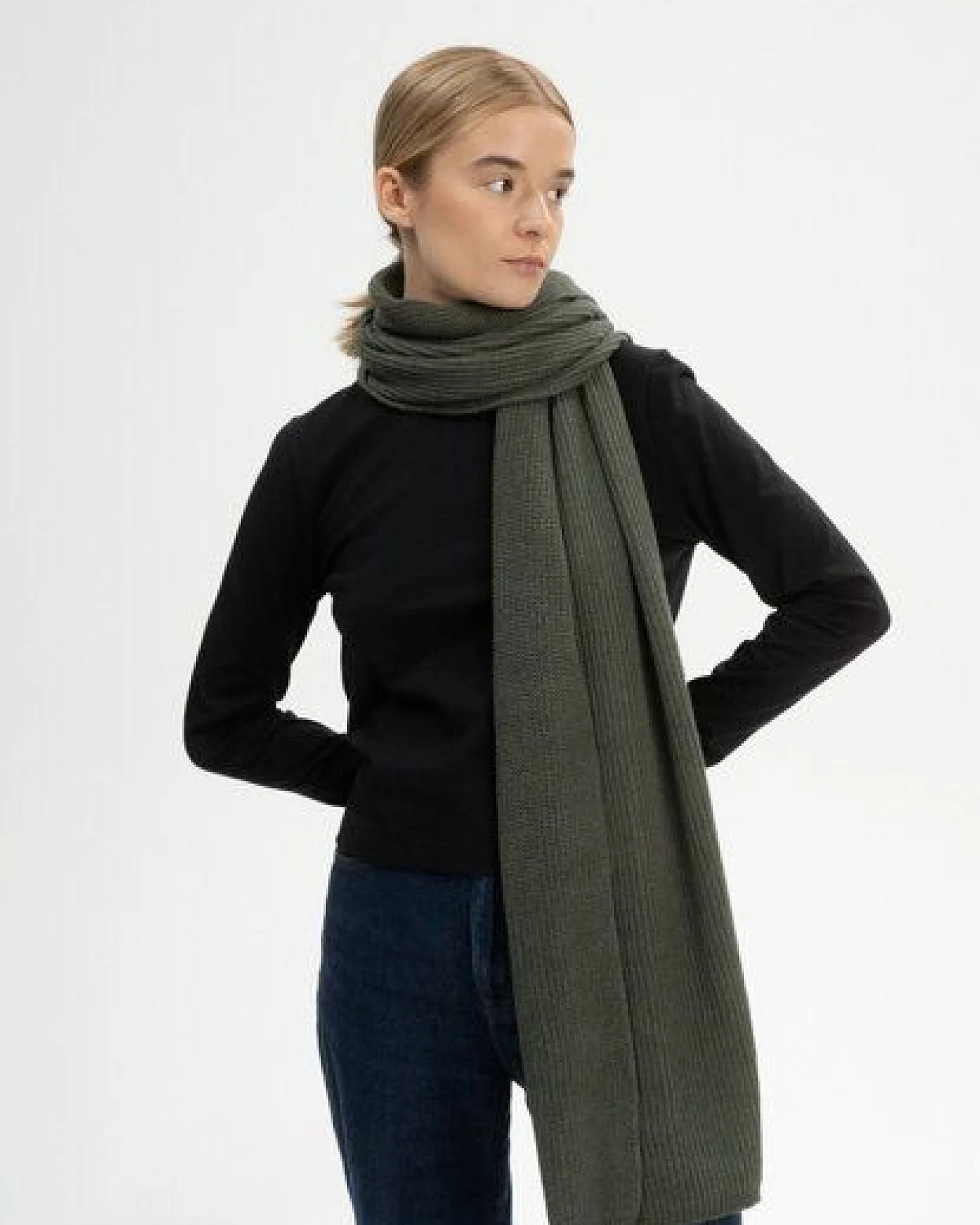 MELA Bundle Strickmütze KALI + Rippstrick Schal NAGNA – Ansicht 2
