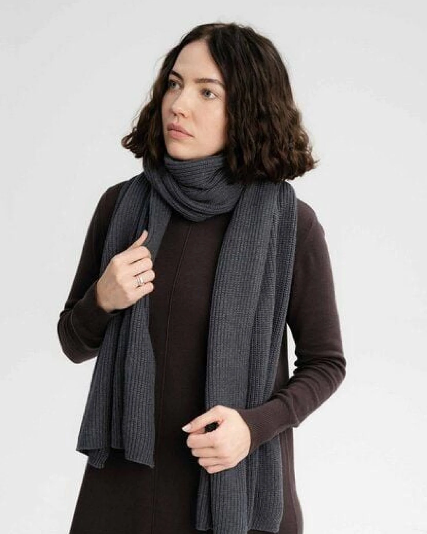MELA Bundle Strickmütze KALI + Rippstrick Schal NAGNA – Ansicht 3