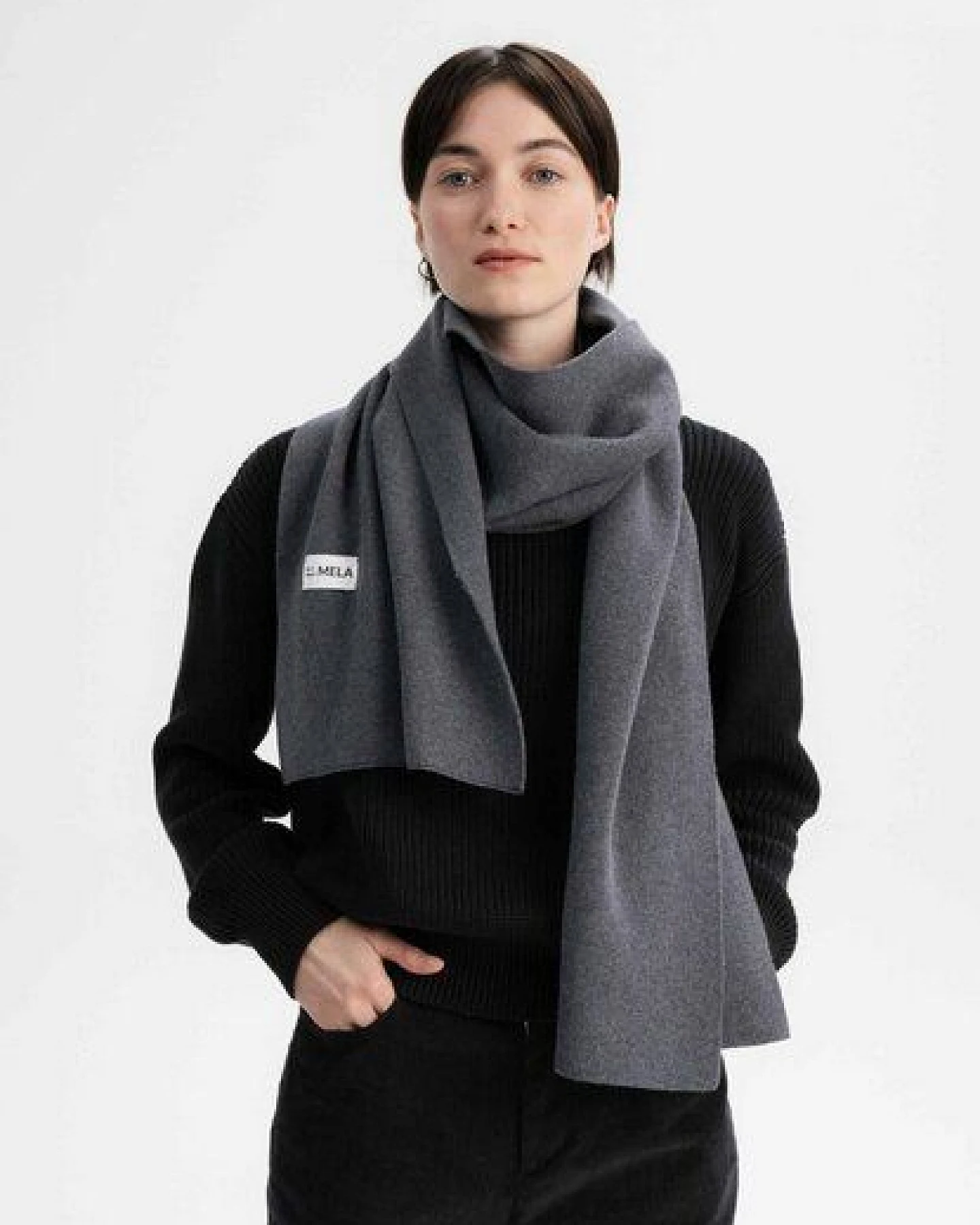 MELA Bundle Feinstrick Mütze kurz LESH + Jacquard Schal ASMEE – Ansicht 2