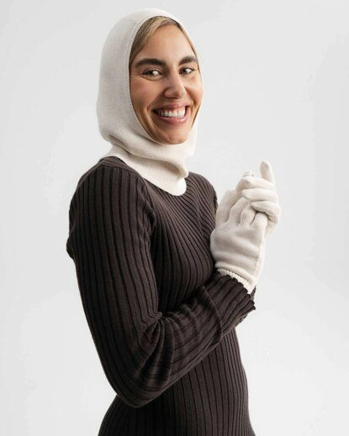 MELA Bundle Feinstrick Balaklava CHARVI + Strick Handschuhe RISHI – Ansicht 2