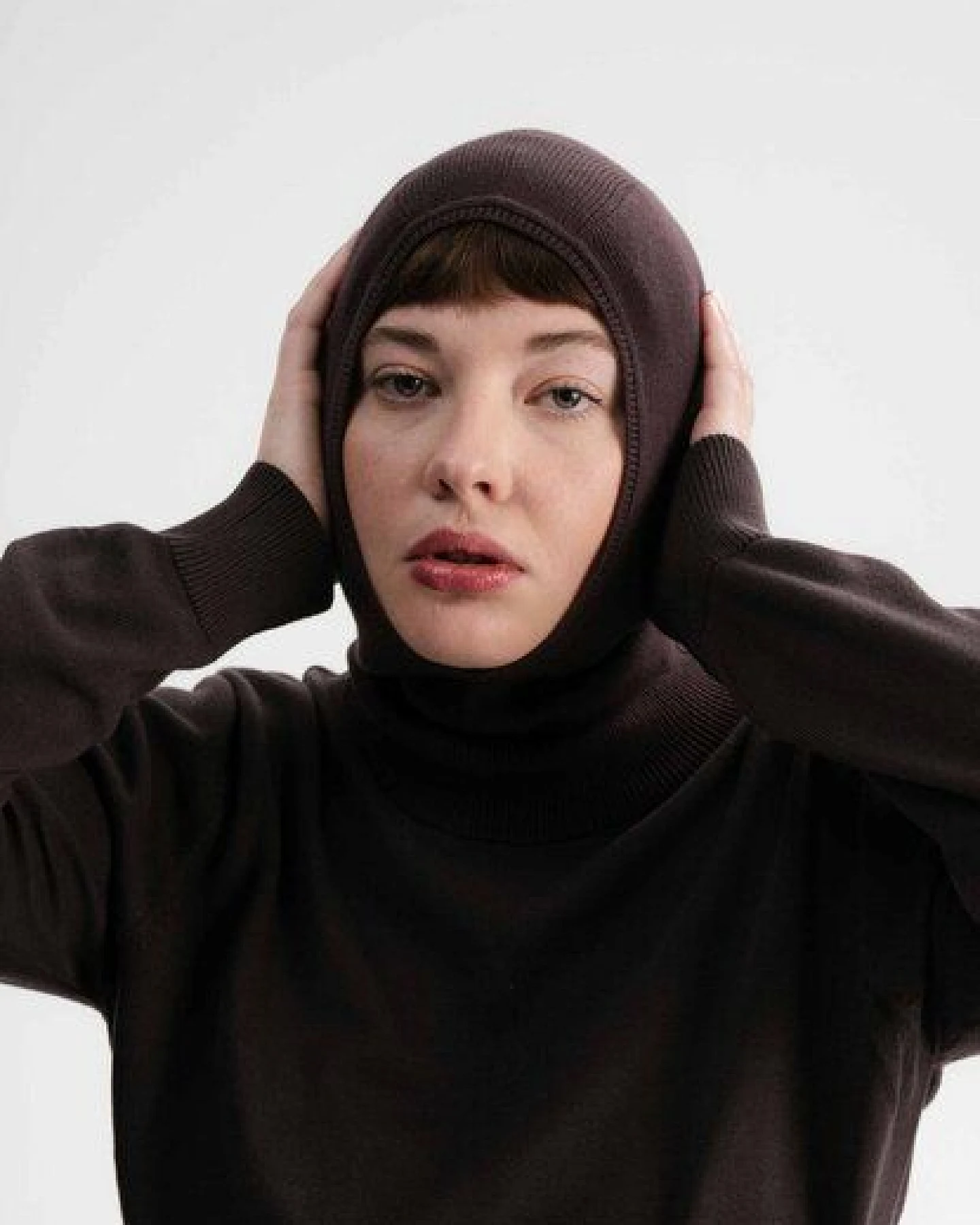 MELA Bundle Feinstrick Balaklava CHARVI + Strick Handschuhe RISHI – Ansicht 3