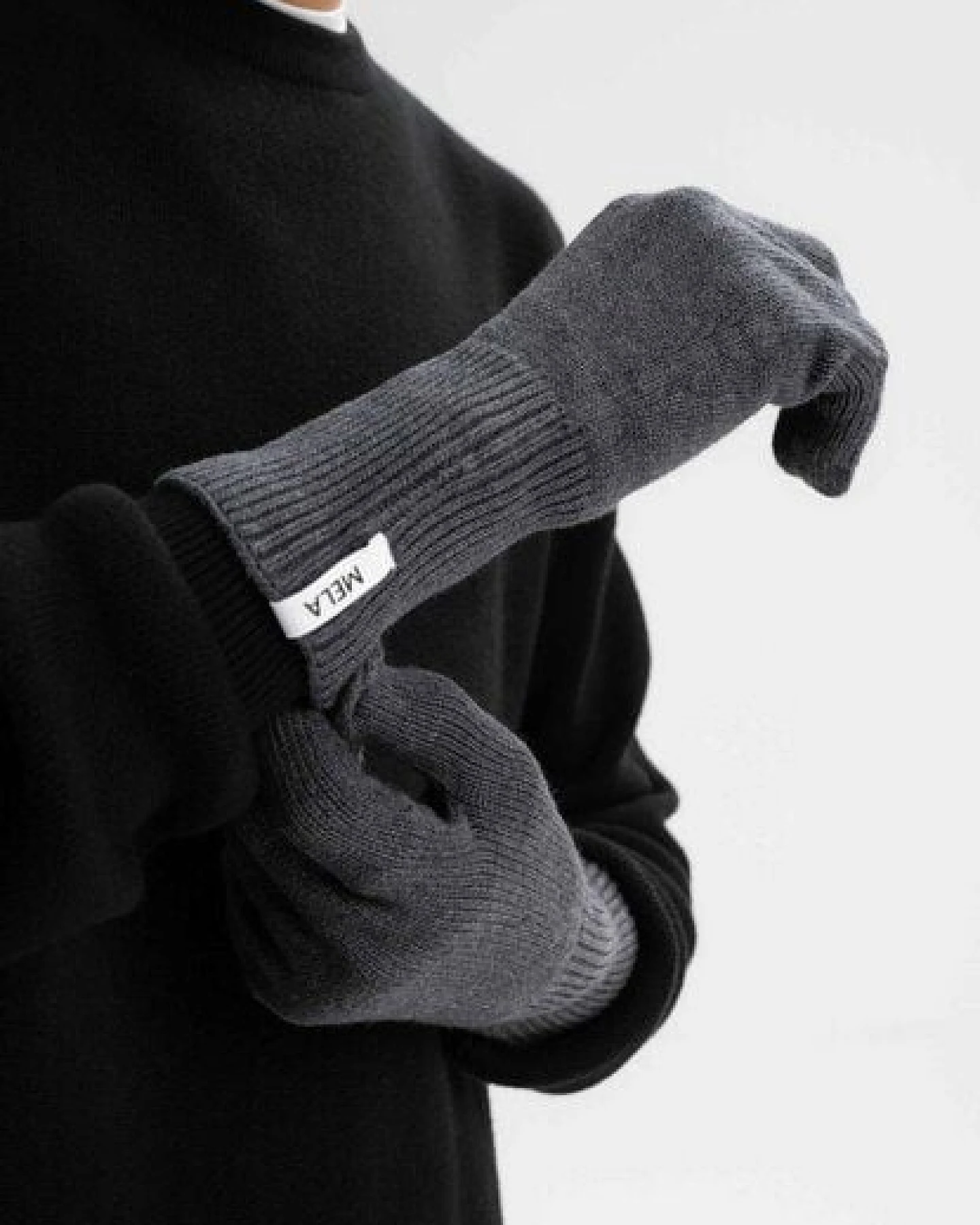 MELA Bundle Feinstrick Mütze kurz LESH + Strick Handschuhe RISHI – Ansicht 3