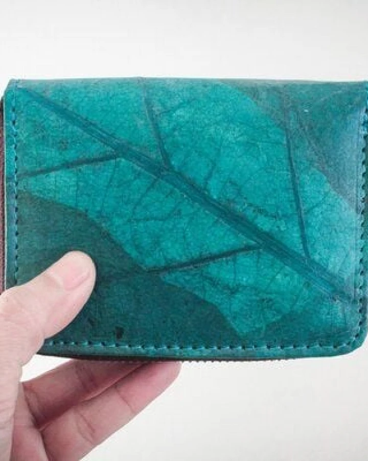 BY COPALA Nachhaltiges Portemonnaie aus recycelten Blättern in türkis mit Zipper – vegan & umweltfreundlich