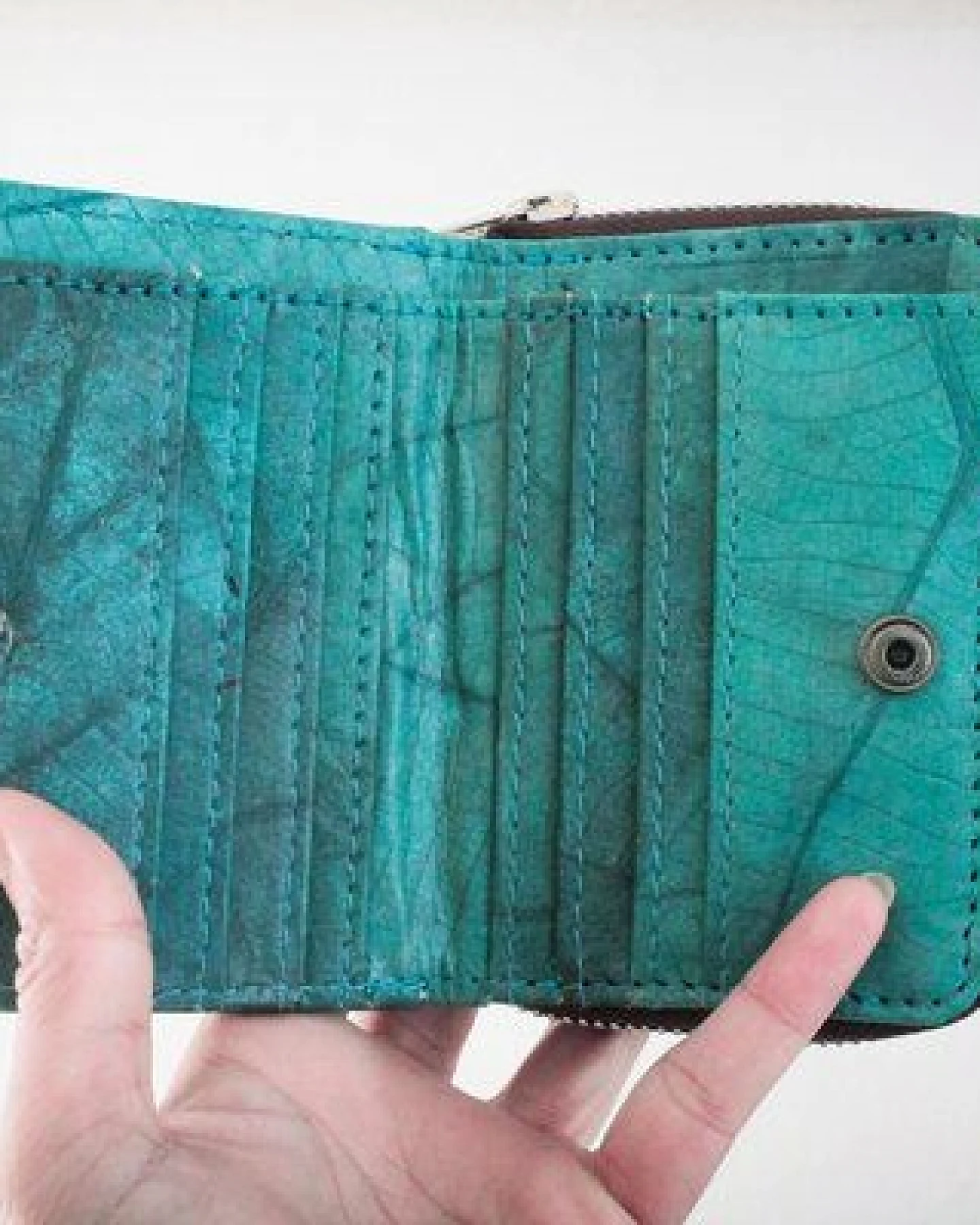 BY COPALA Nachhaltiges Portemonnaie aus recycelten Blättern in türkis mit Zipper – vegan & umweltfreundlich – Ansicht 4