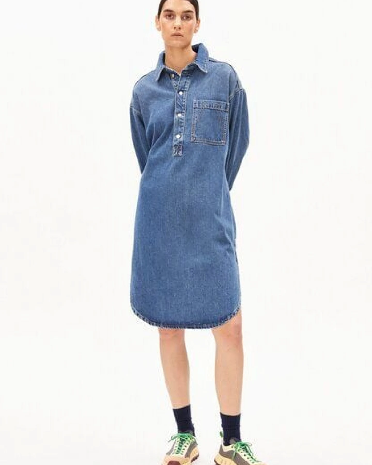 ARMEDANGELS OVERSIZED DENIM Damen Jeanskleid aus Lyocell-Baumwoll-Mix – Ansicht 4