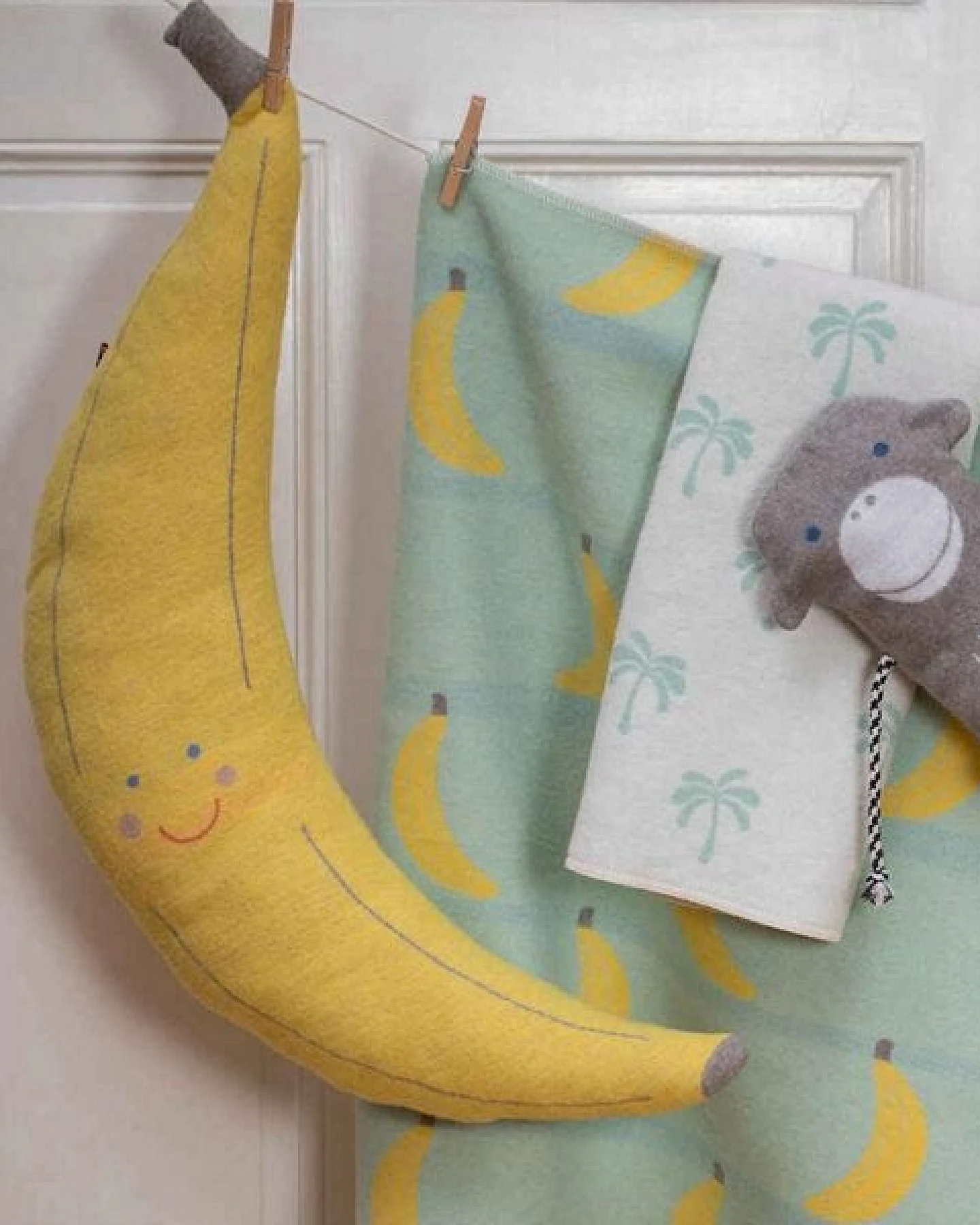 David Fussenegger Großes Kissen „Banane“, 20 x 70 cm aus Recycling-Baumwolle – Ansicht 3