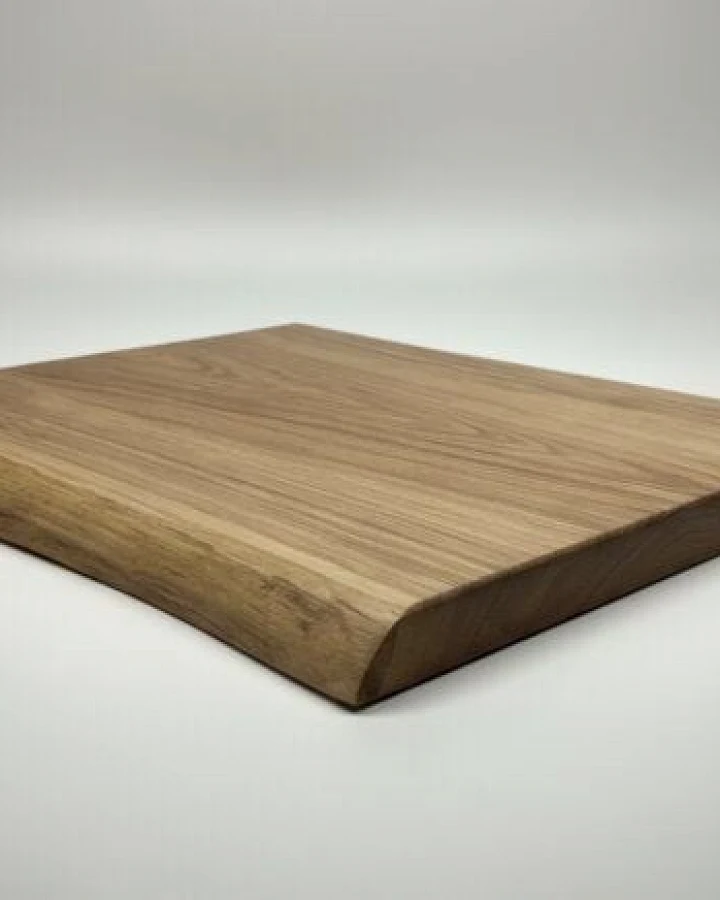 Portia by Callidus Designs Schneidebrett aus massiver Eiche mit Naturkante – rustikal, edel, einzigartig - personalisierte Lasergravur möglich