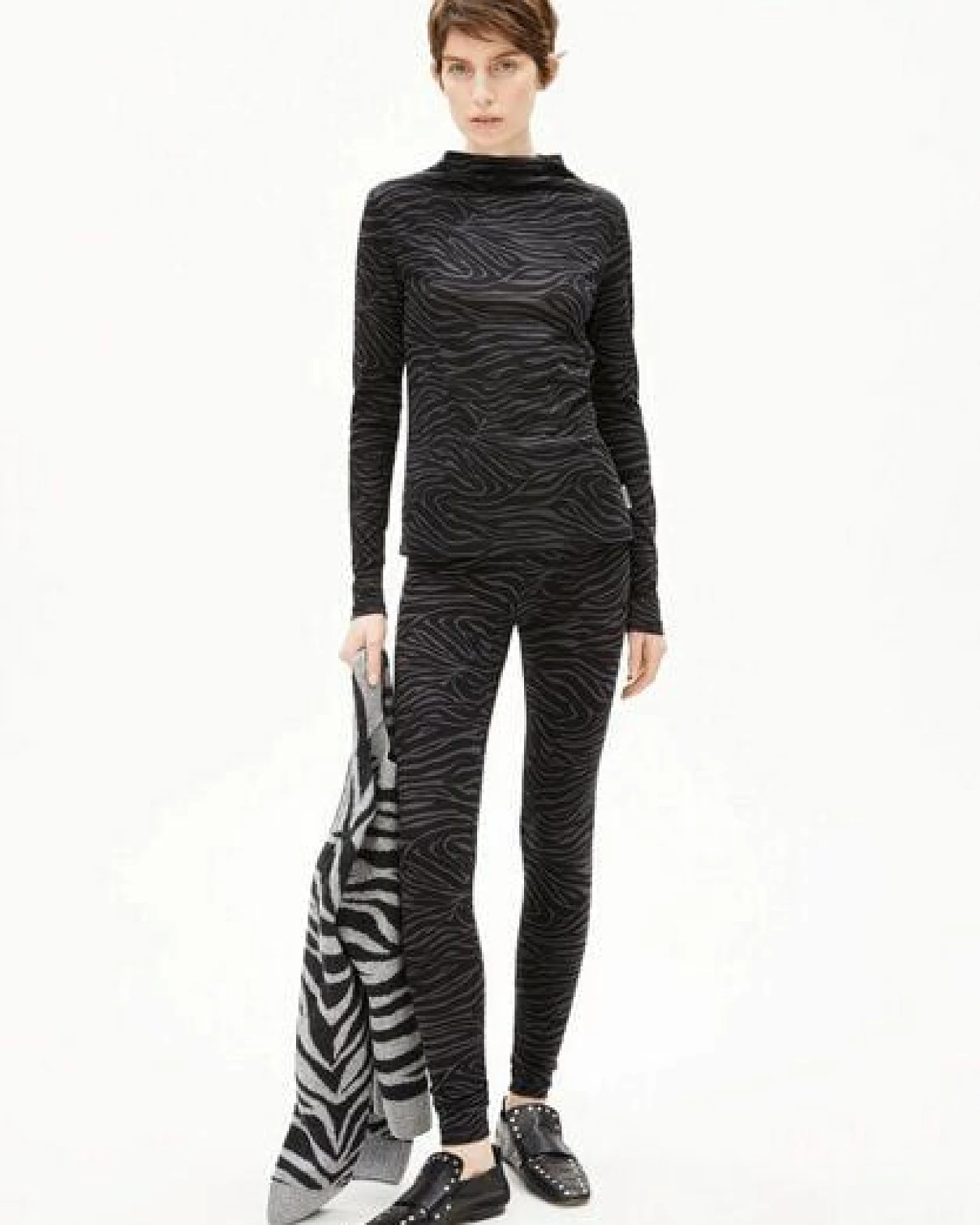 ARMEDANGELS Leggings - Faribaa Zebraraa in Schwarz-Grau – Ansicht 4