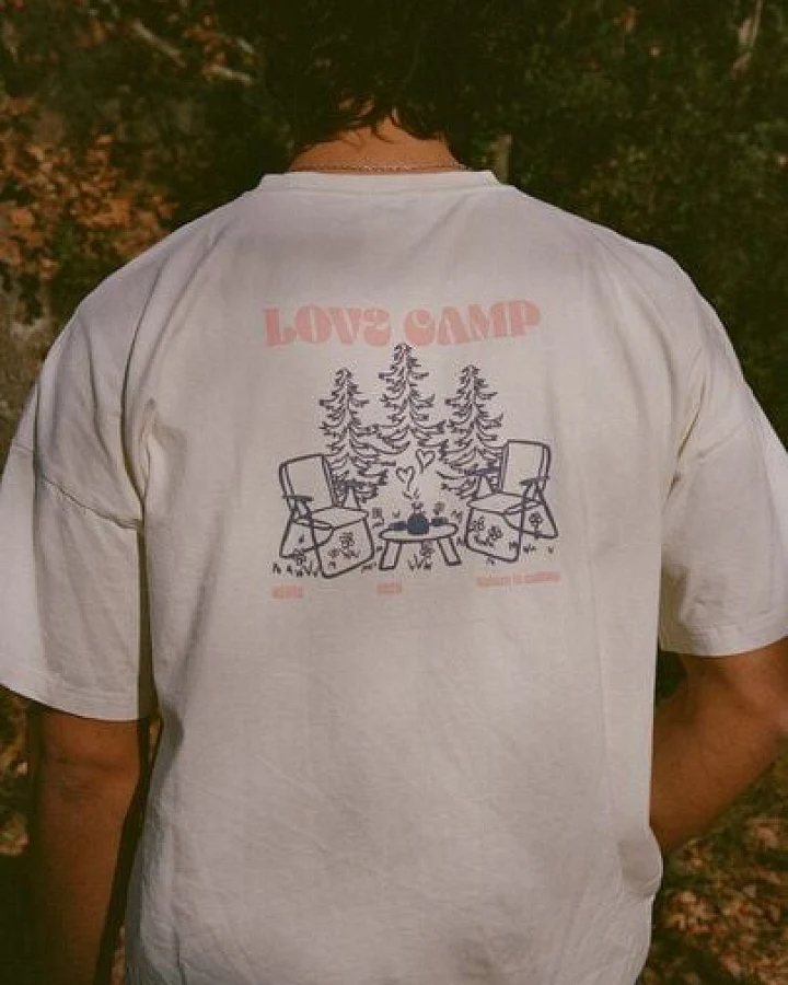 Nénés Unisex T-shirt Love Camp