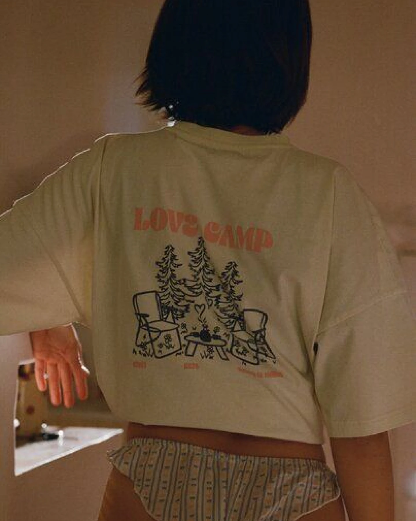 Nénés Unisex T-shirt Love Camp – Ansicht 2
