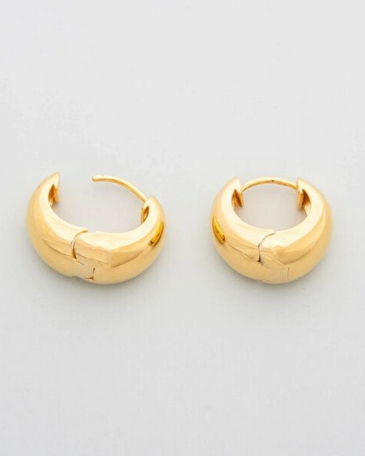 fejn jewelry Creole 'small dome hoop" - glänzende Huggies – Ansicht 2