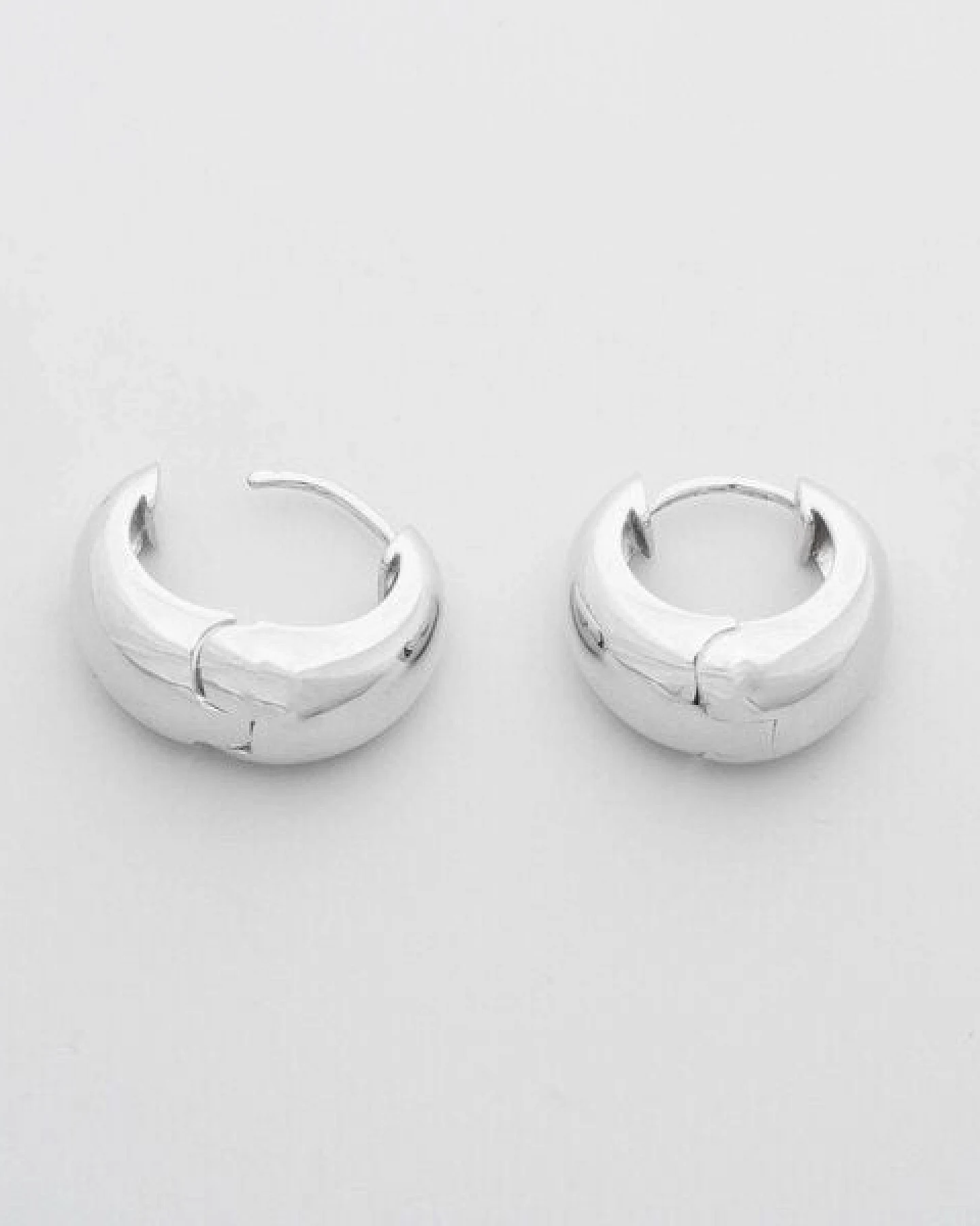 fejn jewelry Creole 'small dome hoop" - glänzende Huggies – Ansicht 4