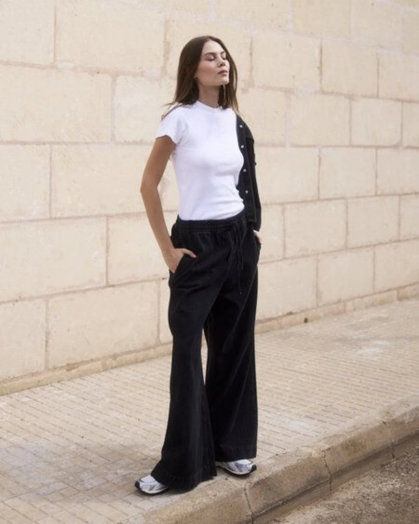 WOTE Black Denim Wide Leg aus Bio-Baumwolle – Ansicht 2