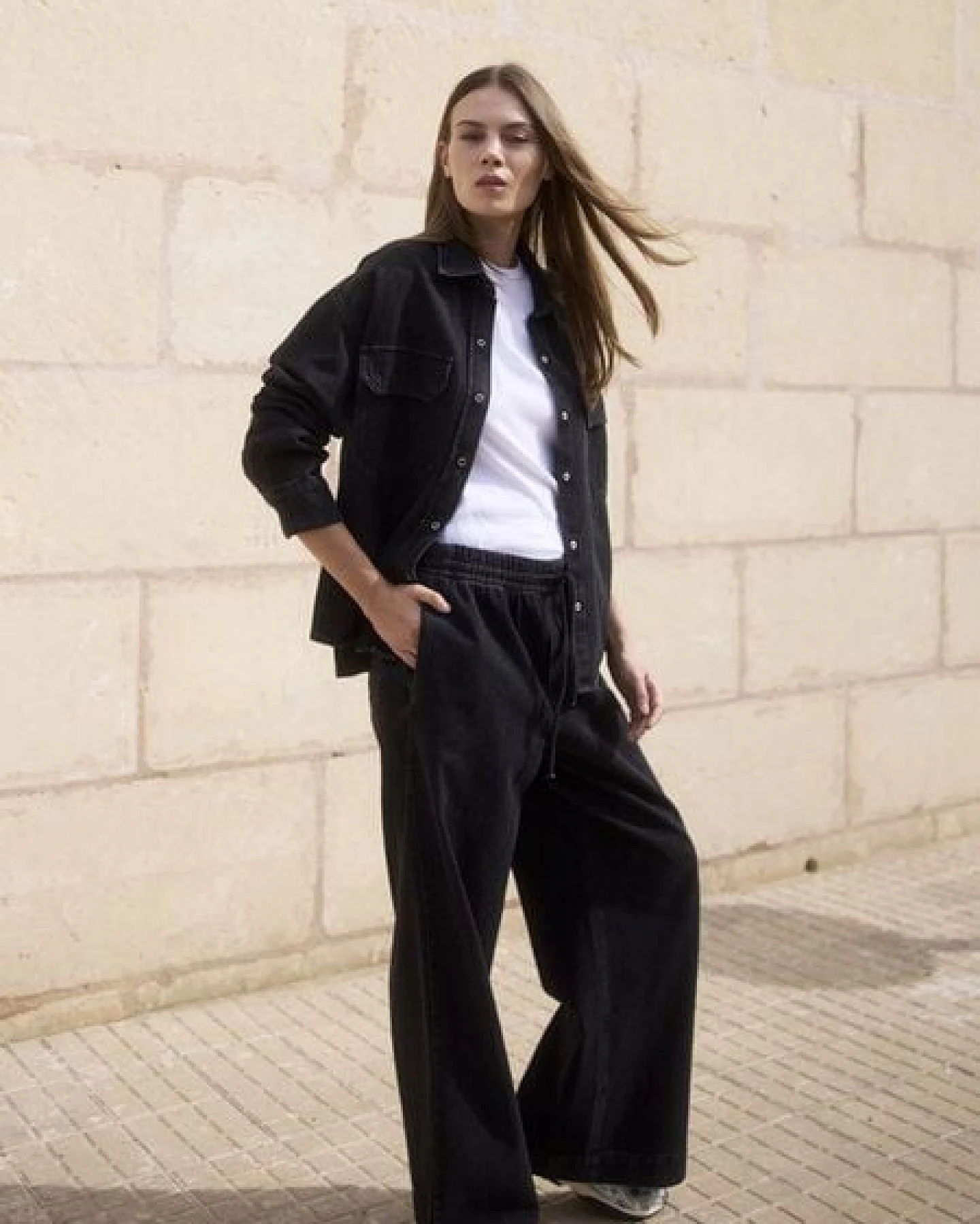 WOTE Black Denim Overshirt aus Bio-Baumwolle – Ansicht 2