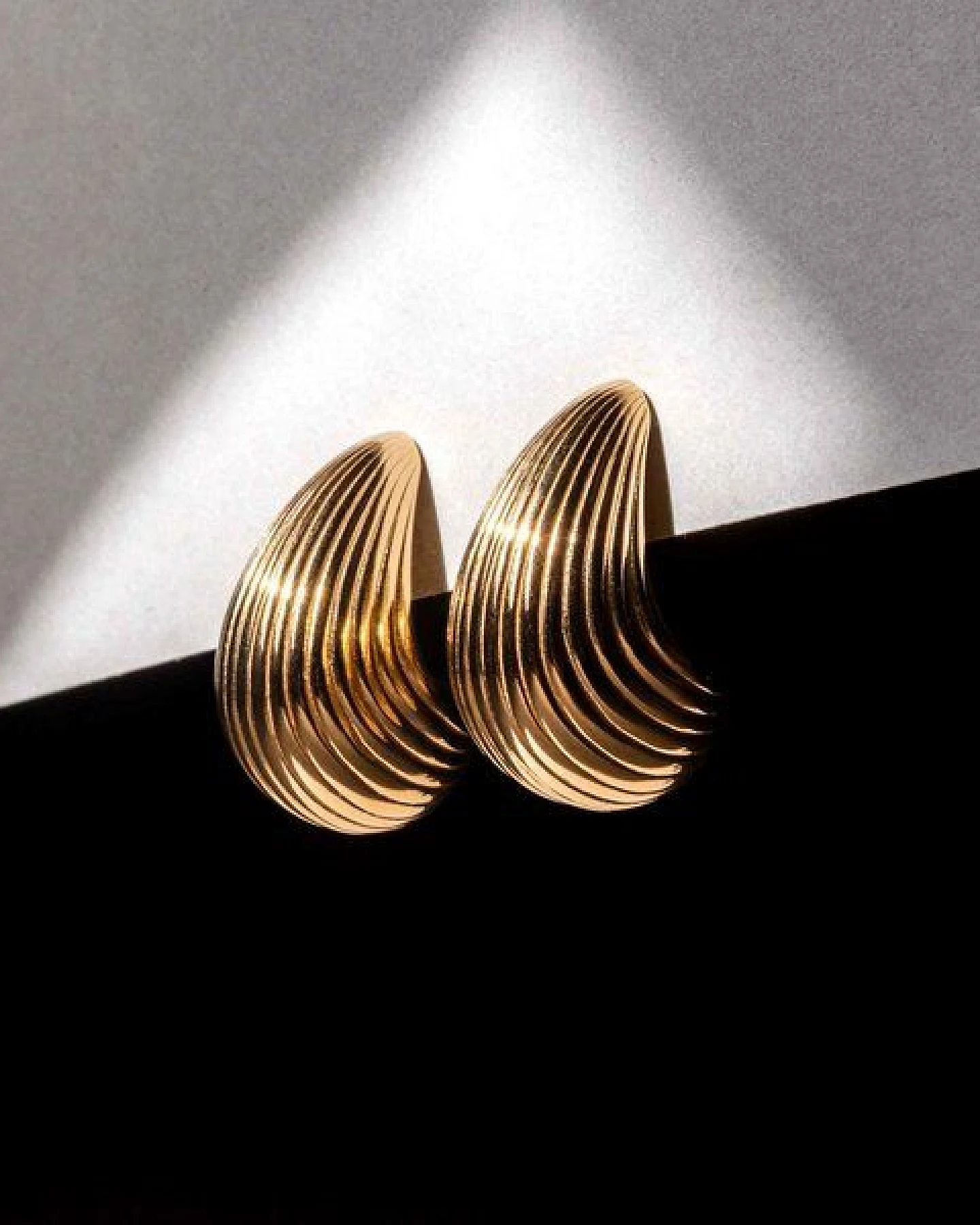 fejn jewelry Ohrstecker 'riffle drop' in Tropfenform – Ansicht 4