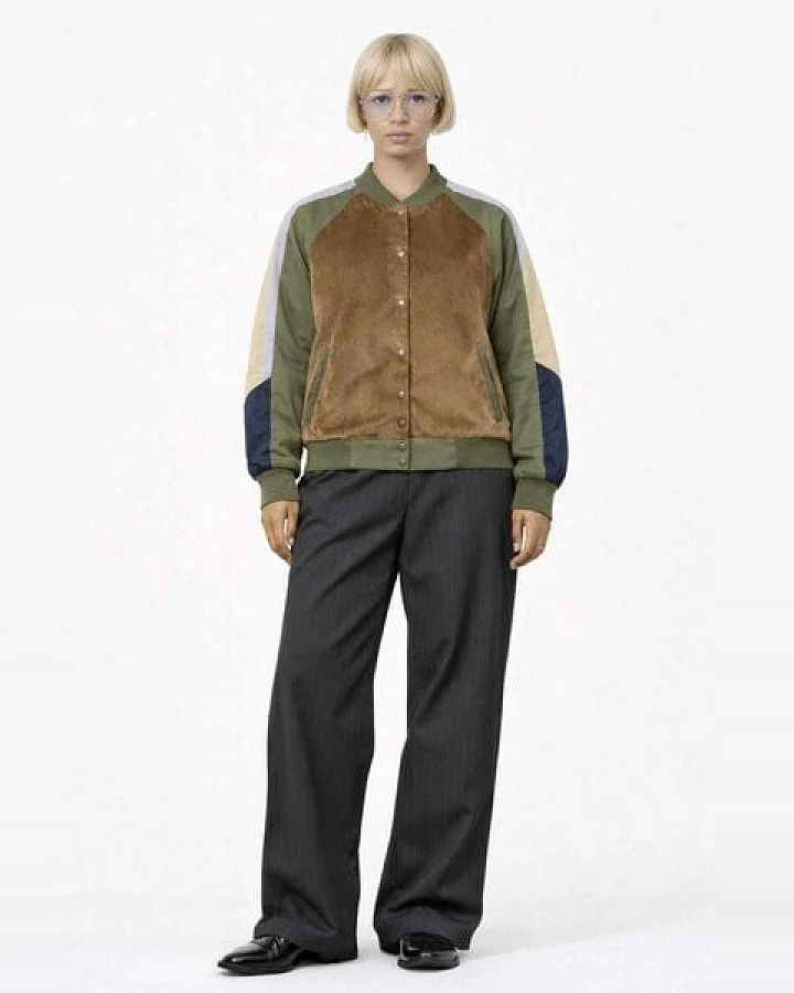 ein garten Studios College Jacke aus Baumwollsamt & TENCEL – soft, sportlich, bewusst
