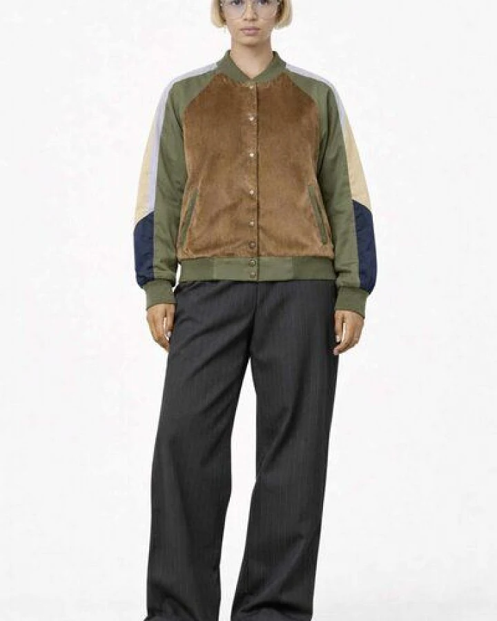 ein garten Studios College Jacke aus Baumwollsamt & TENCEL – soft, sportlich, bewusst