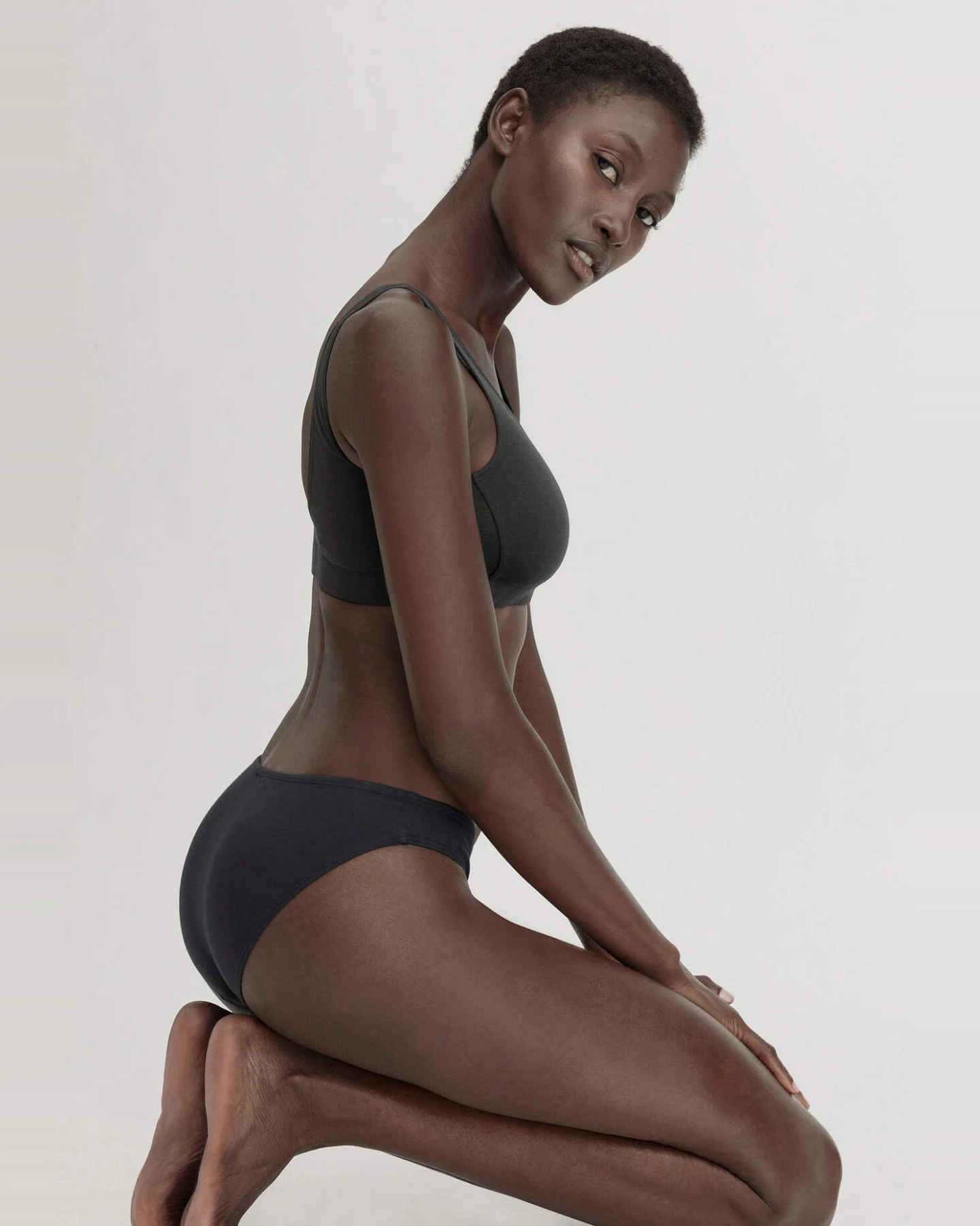 hessnatur Damen Slip Regular Cut COTTON FEEL aus Bio-Baumwolle - schwarz - Größe 44 – Ansicht 2
