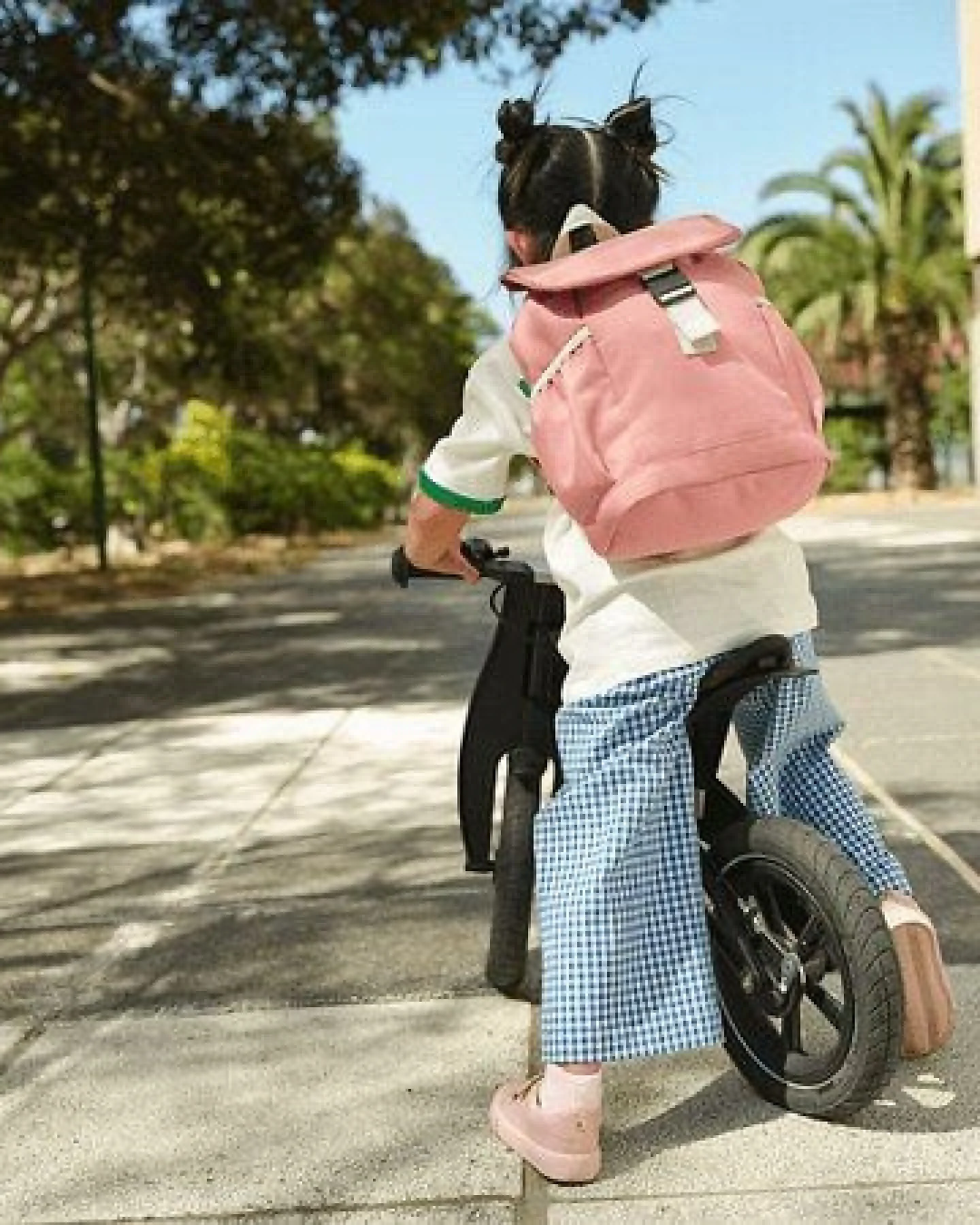 BagBase Kinder Rucksack Seitentaschen gepolsterte, verstellbare Schulterriemen Haltegriff Backpack Schulrucksack – Ansicht 2