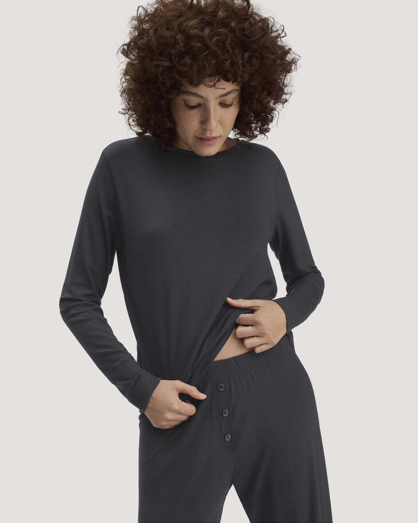 hessnatur Damen Pyjama PURE FLOW aus TENCEL™ Modal - schwarz - Größe 42 – Ansicht 2
