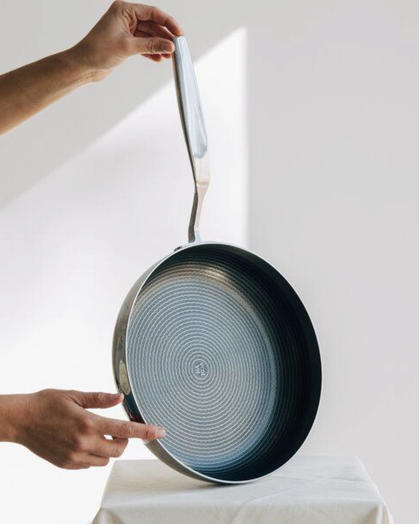 NAKOA Pfanne mit kratzfester Antihaftbeschichtung 28 cm I Non-Toxic PFOA-frei I Bratpfanne mit Kaltgriff I geeignet für Induktion & alle Herdarten & Backofen I Spülmaschinenfest – Ansicht 2