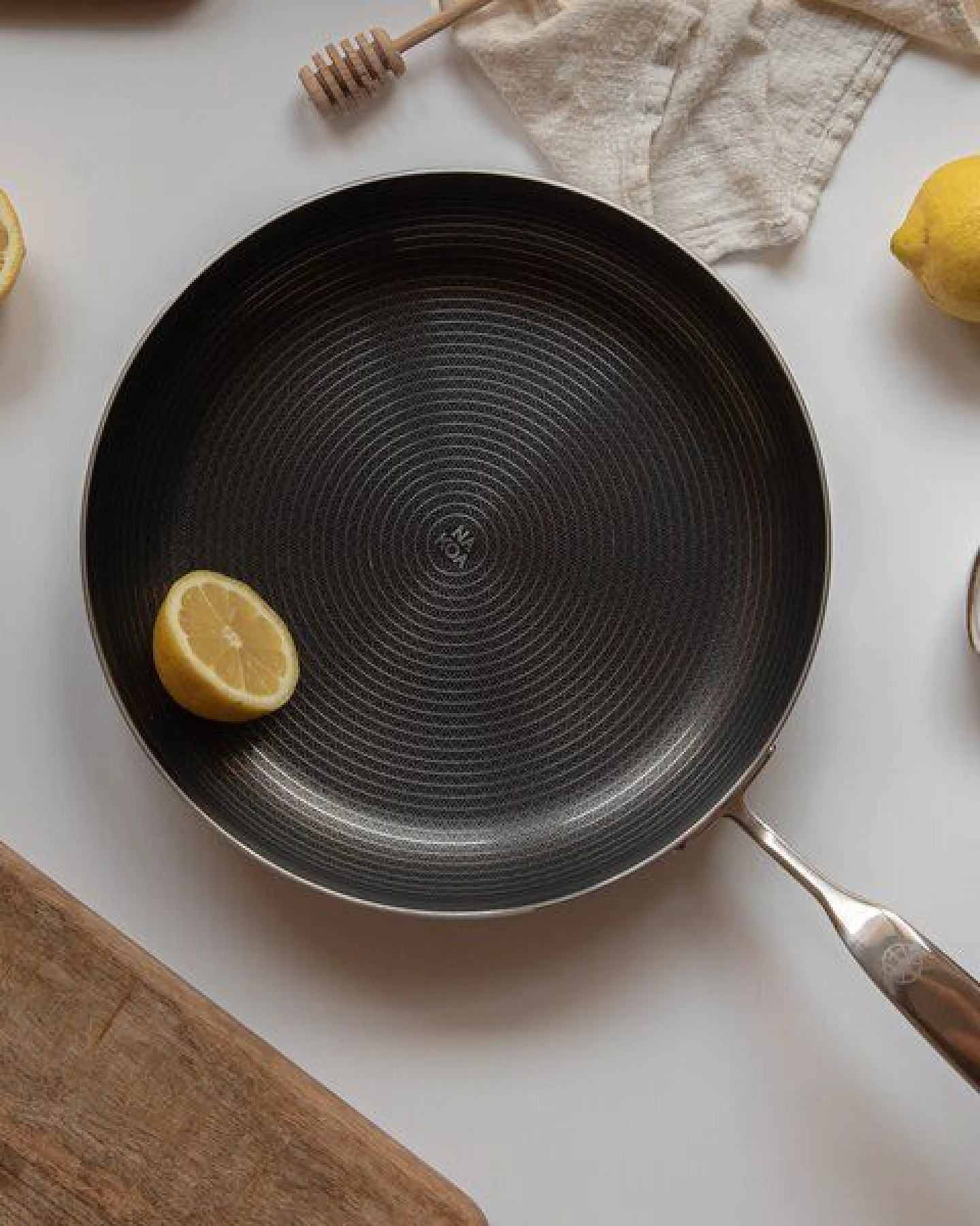 NAKOA Pfanne mit kratzfester Antihaftbeschichtung 28 cm I Non-Toxic PFOA-frei I Bratpfanne mit Kaltgriff I geeignet für Induktion & alle Herdarten & Backofen I Spülmaschinenfest – Ansicht 3