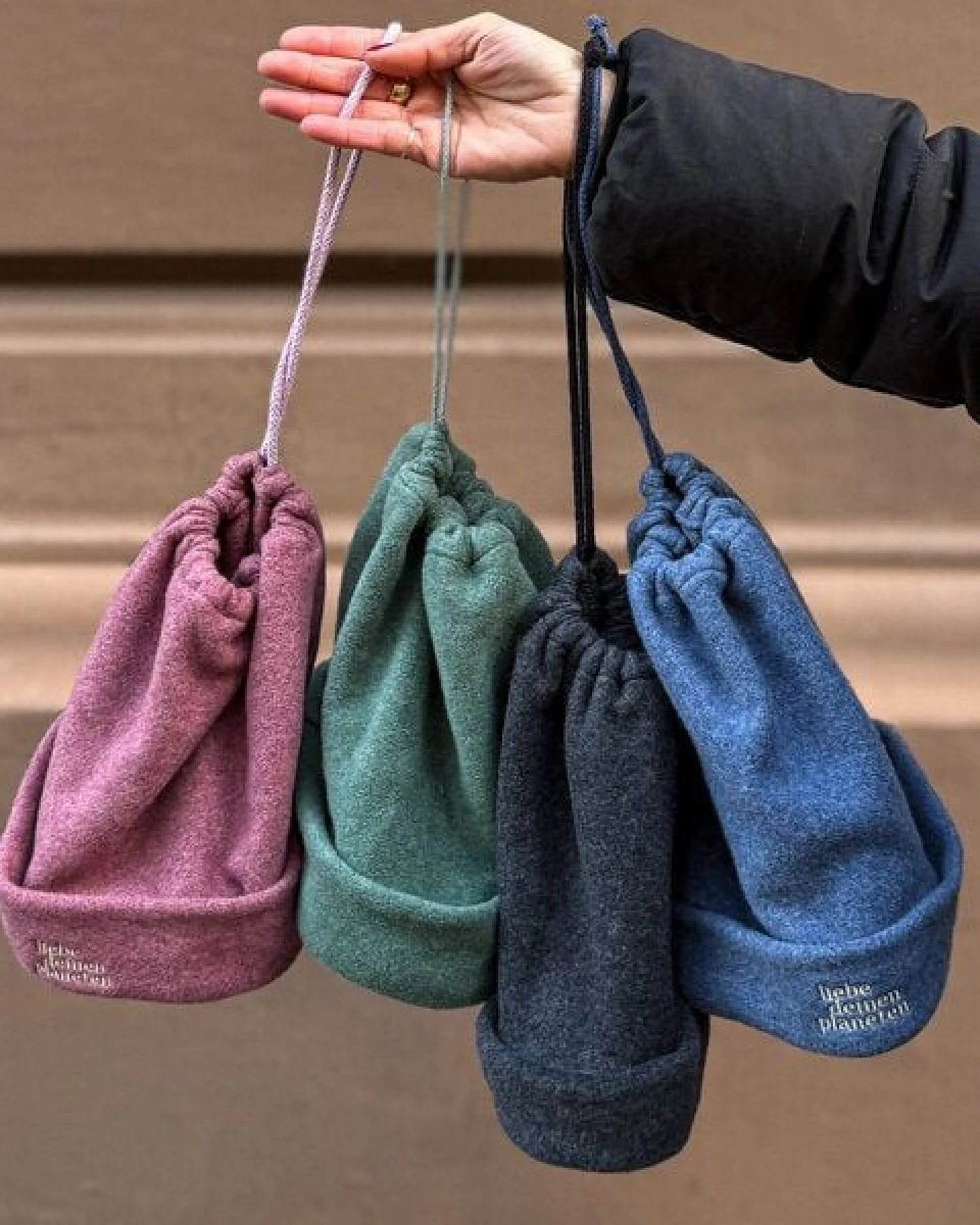 Liebe Deinen Planeten Loopeanie 2in1 Mütze & Schal aus Biobaumwolle I Veganer und winterwarmer Sportschal oder Mütze für Outdoor-Aktivitäten – Ansicht 3
