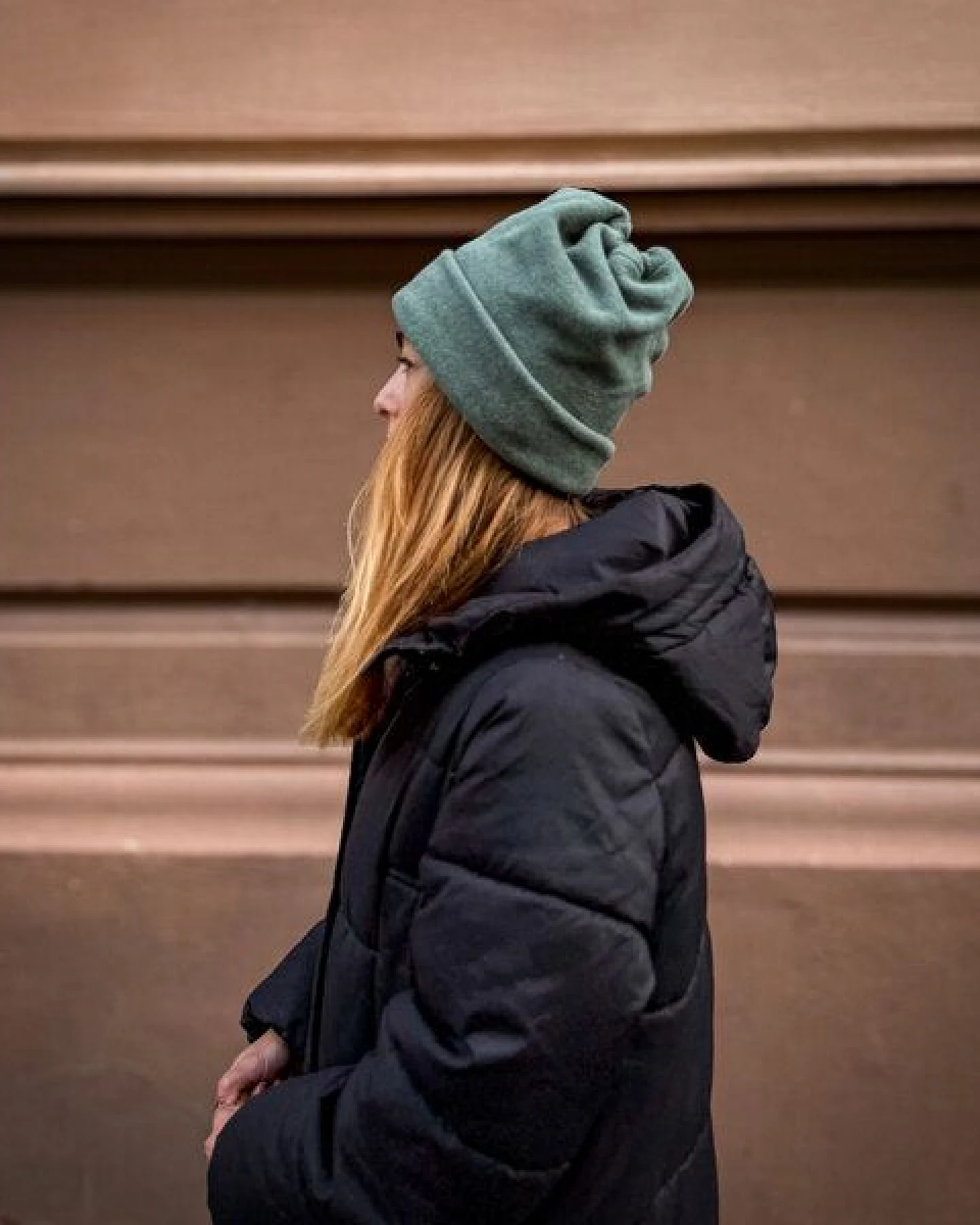Liebe Deinen Planeten Loopeanie 2in1 Mütze & Schal aus Biobaumwolle I Veganer und winterwarmer Sportschal oder Mütze für Outdoor-Aktivitäten – Ansicht 2