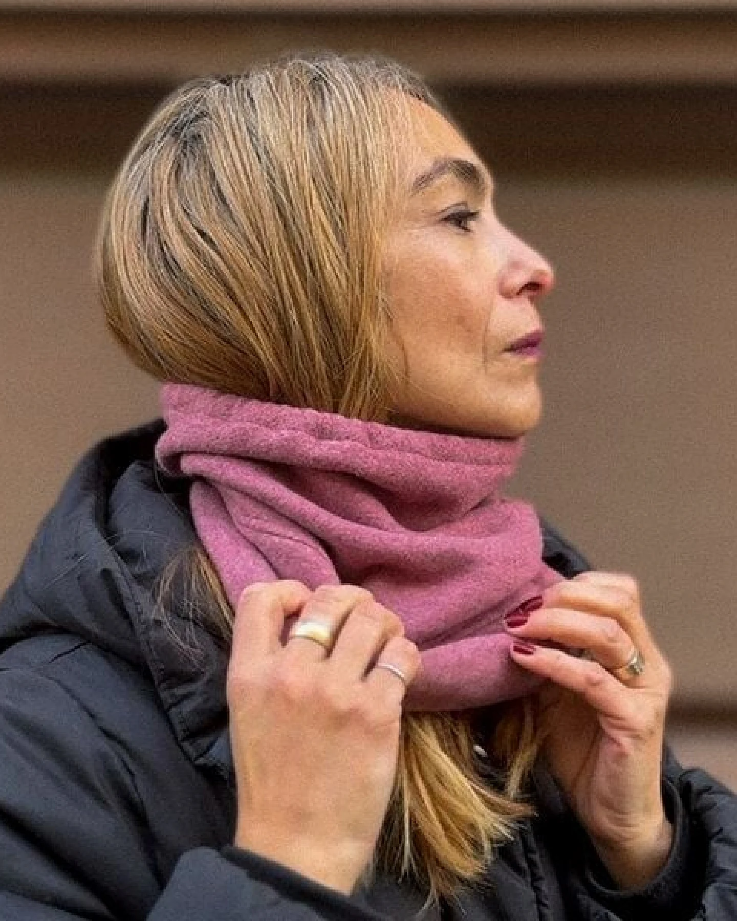Liebe Deinen Planeten Loopeanie 2in1 Mütze & Schal aus Biobaumwolle I Veganer und winterwarmer Sportschal oder Mütze für Outdoor-Aktivitäten – Ansicht 2