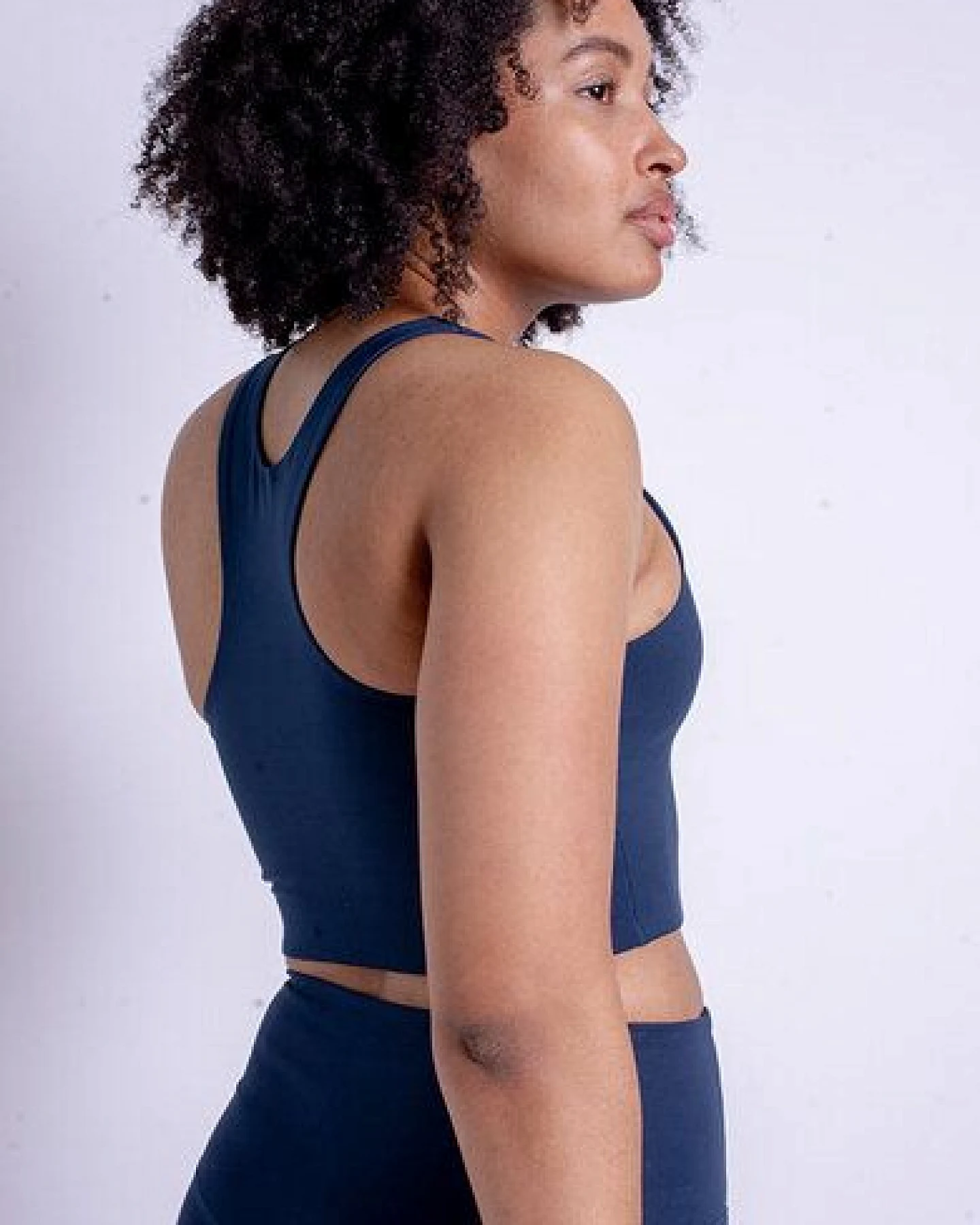 Girlfriend Collective Damen Yoga-BH-Top „Dylan" aus recycelten Plastikflaschen – Ansicht 2